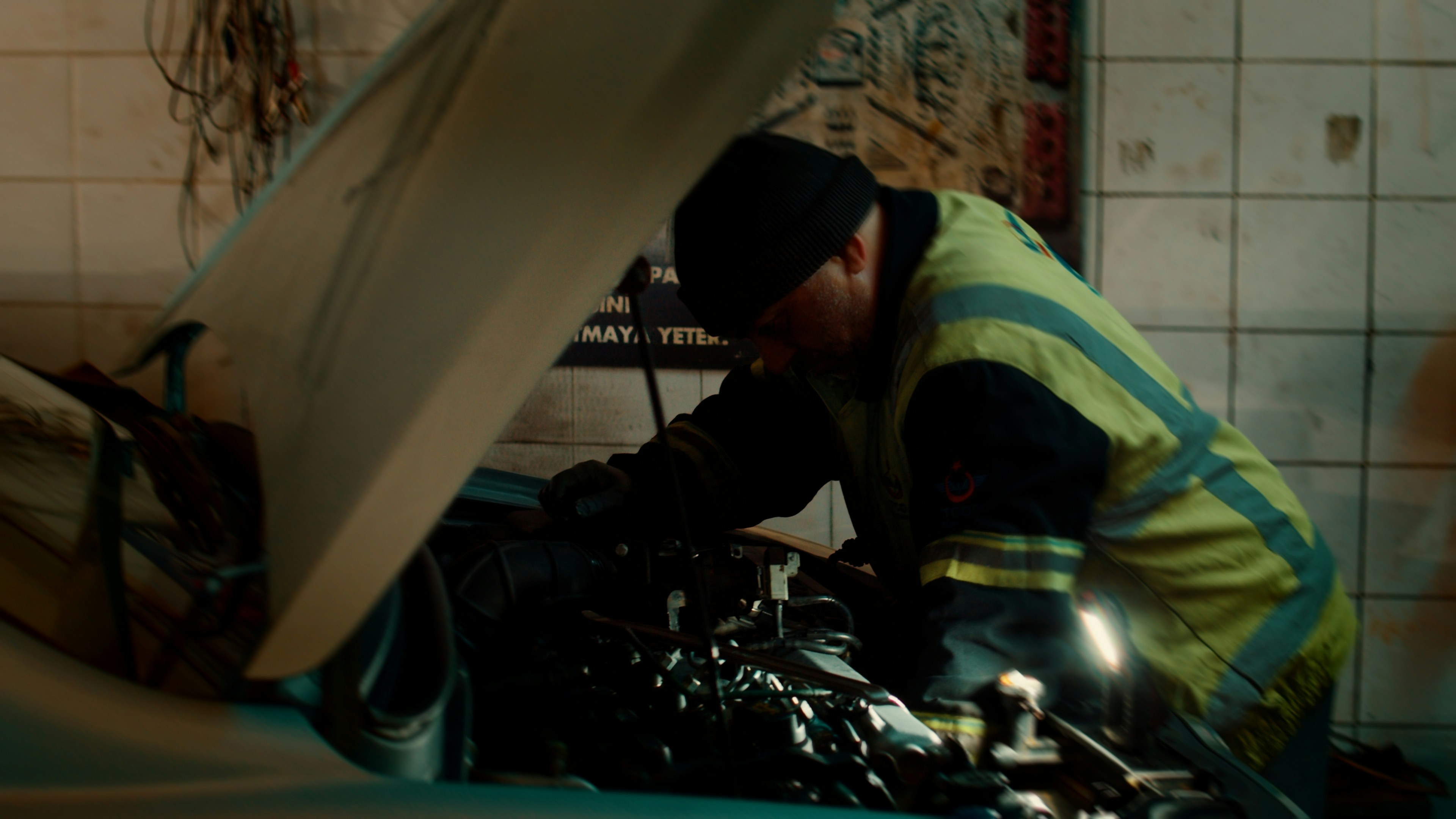 Um homem trabalhando em uma motocicleta em uma garagem