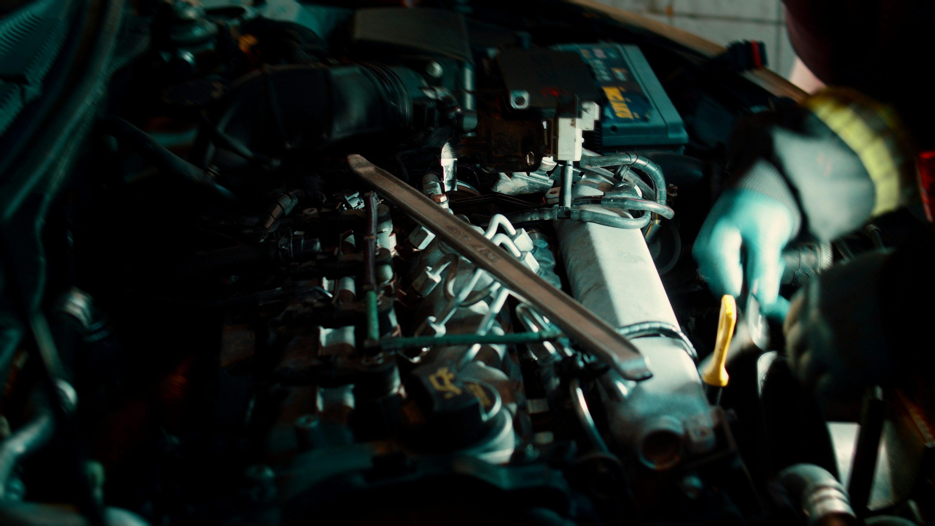 Um homem trabalhando em uma máquina em uma garagem