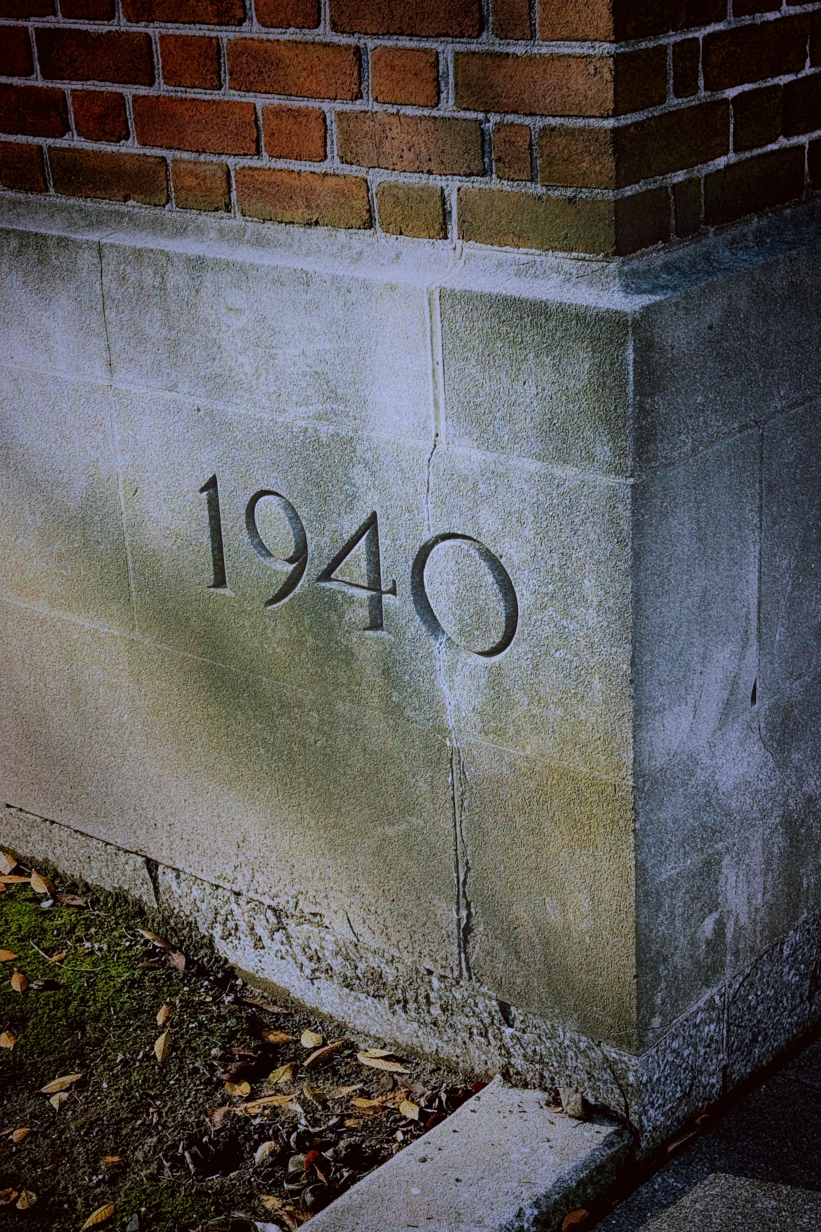 Nahaufnahme einer Backsteinmauer mit einer Zahl darauf