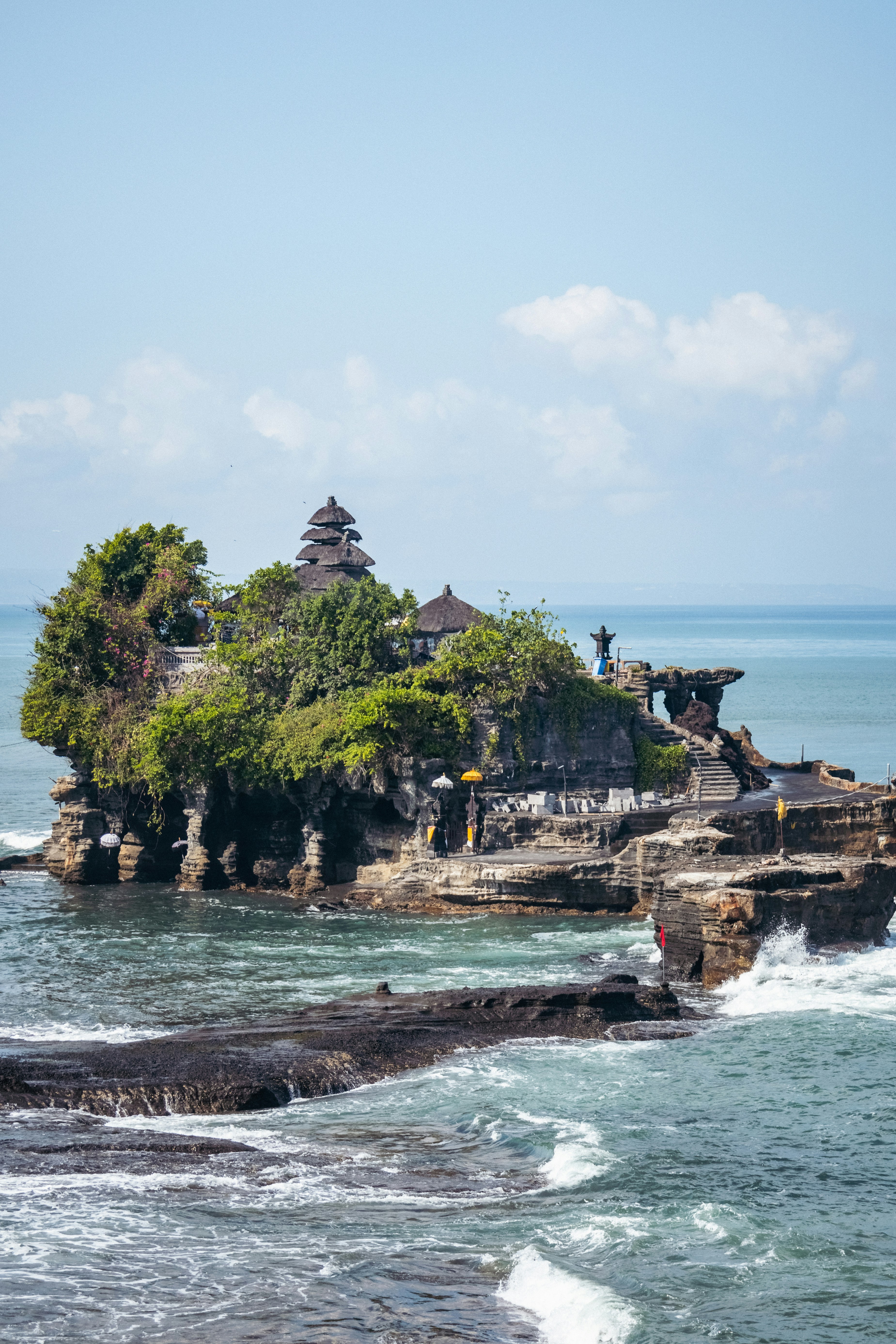 Sebuah pulau kecil di tengah lautan