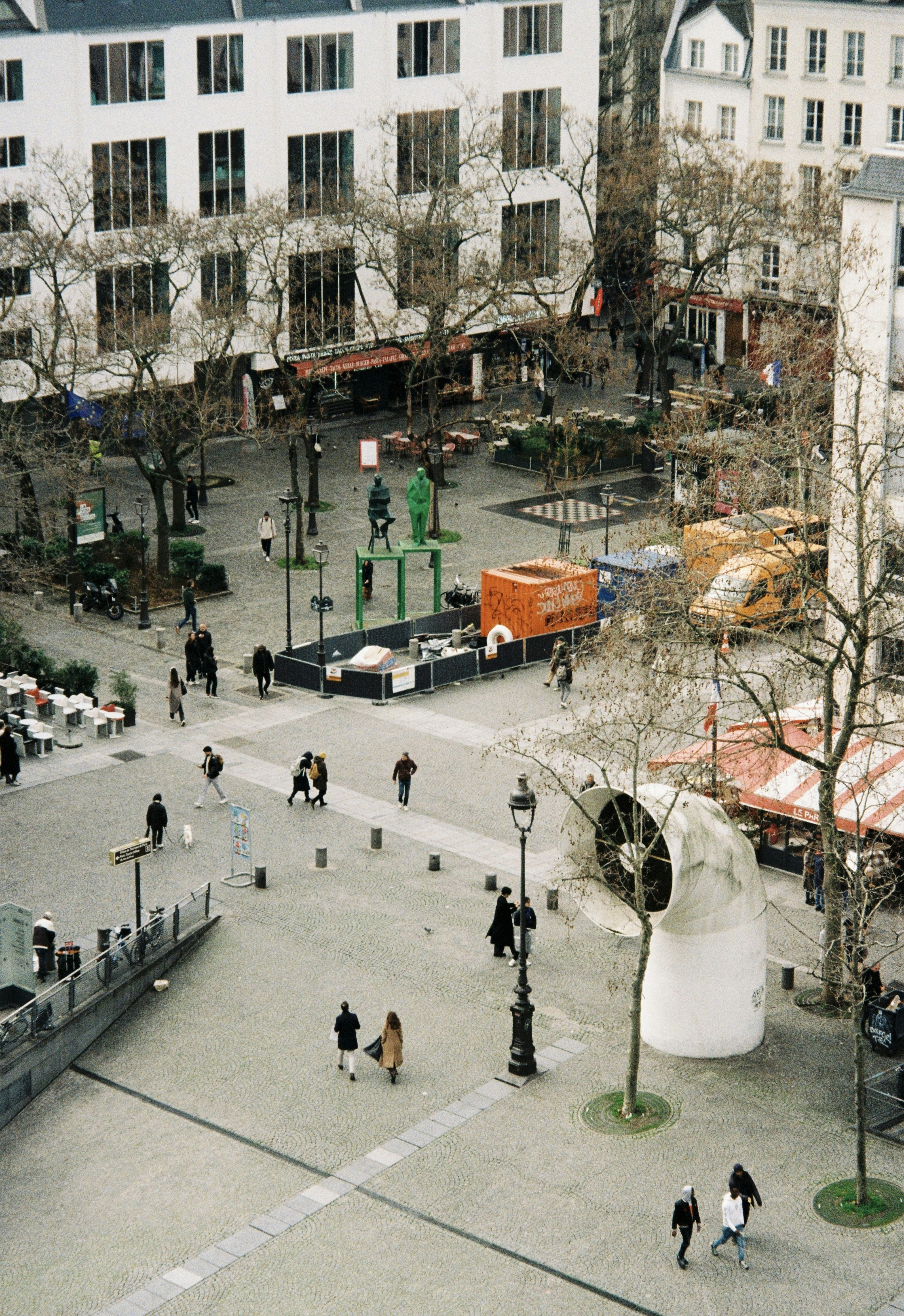 Eine Luftaufnahme eines Stadtplatzes mit Menschen, die herumlaufen