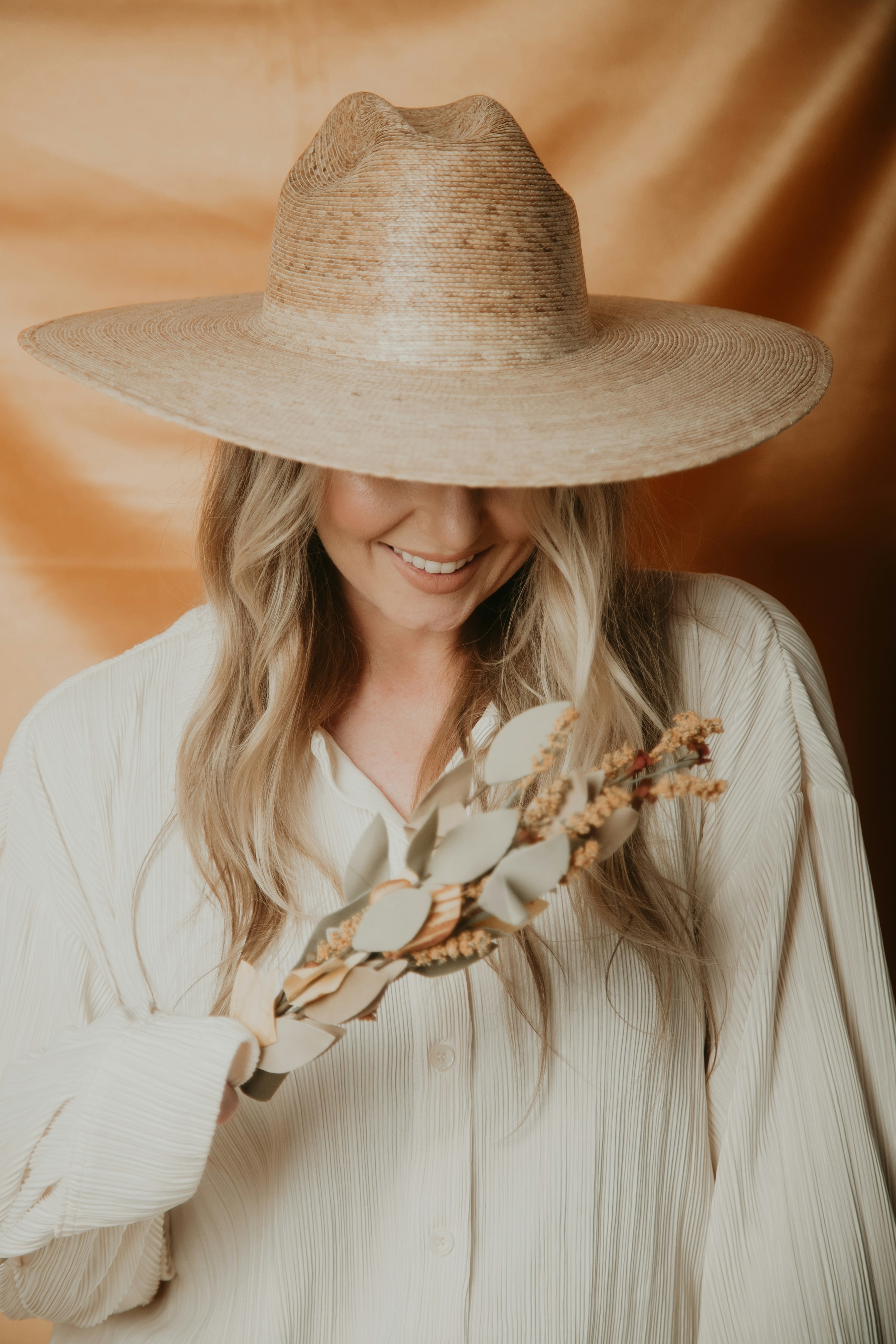 白いシャツと帽子をかぶった女性