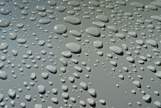 Близък план на водни капки върху повърхността на новооблицован и хидроизолиран под.