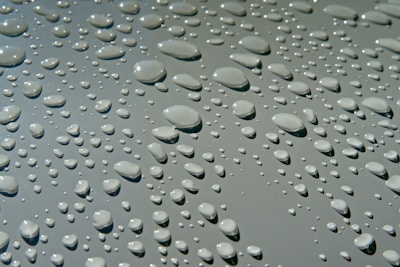 Близък план на водни капки върху повърхността на новооблицован и хидроизолиран под.