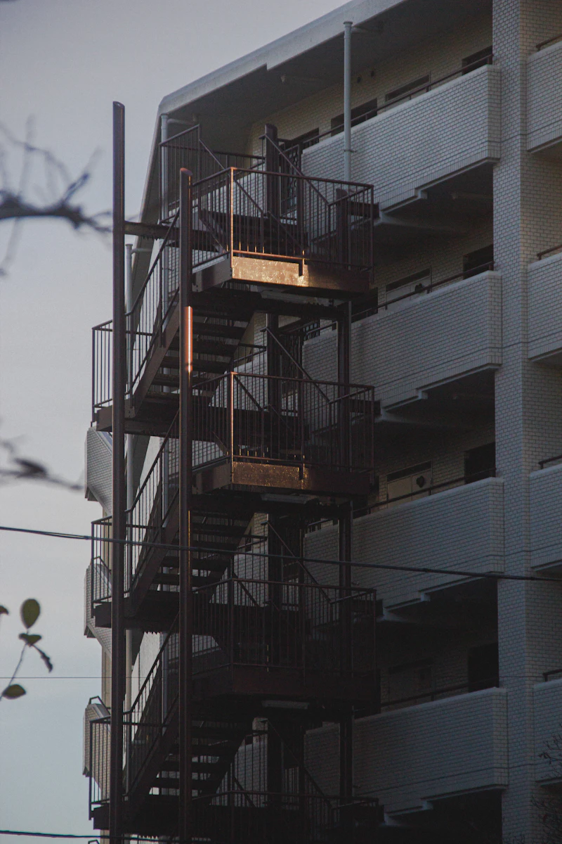 バルコニーが並ぶ賃貸マンションの外観