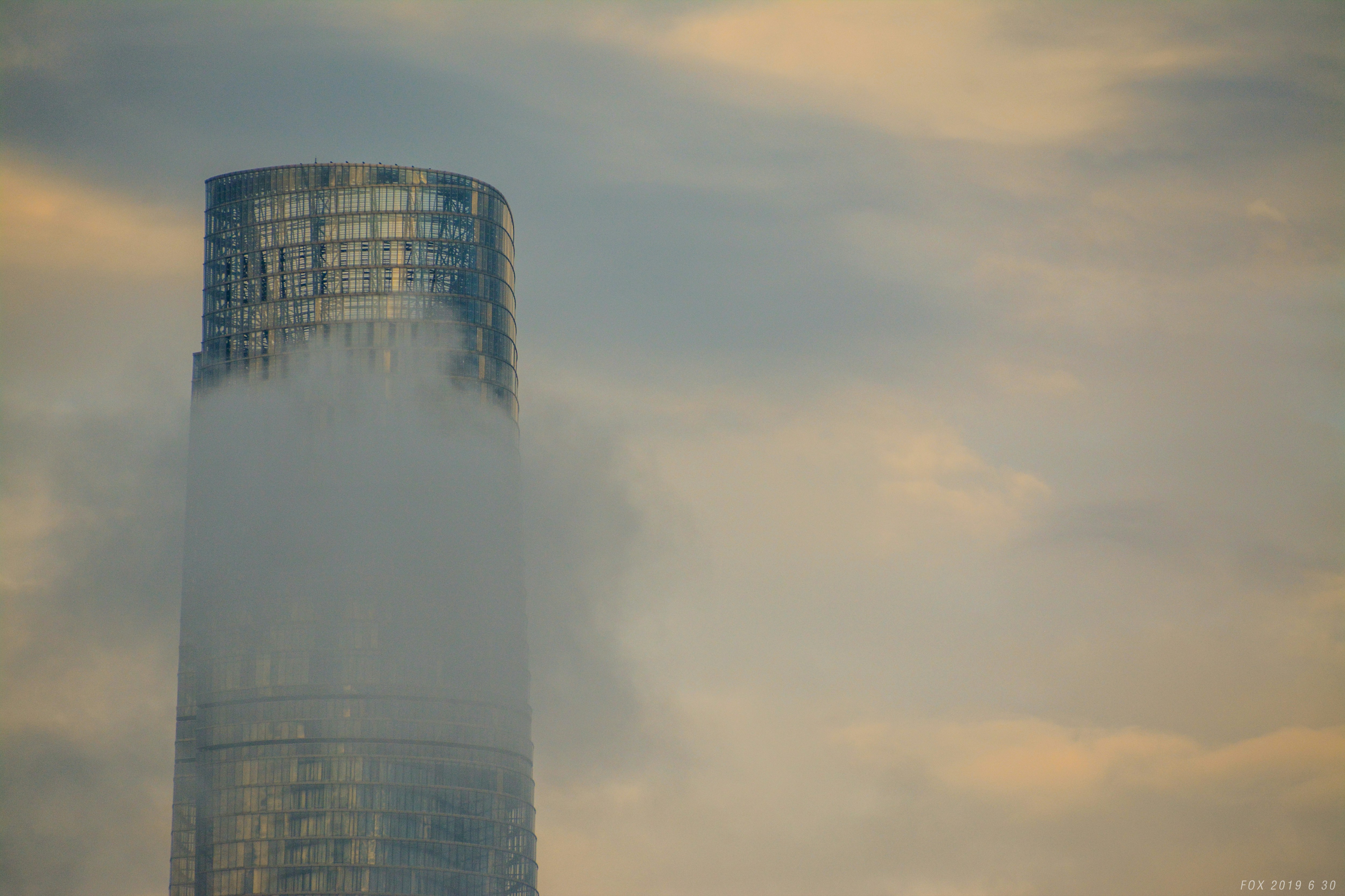 Ein sehr hohes Gebäude, aus dem viel Rauch austritt
