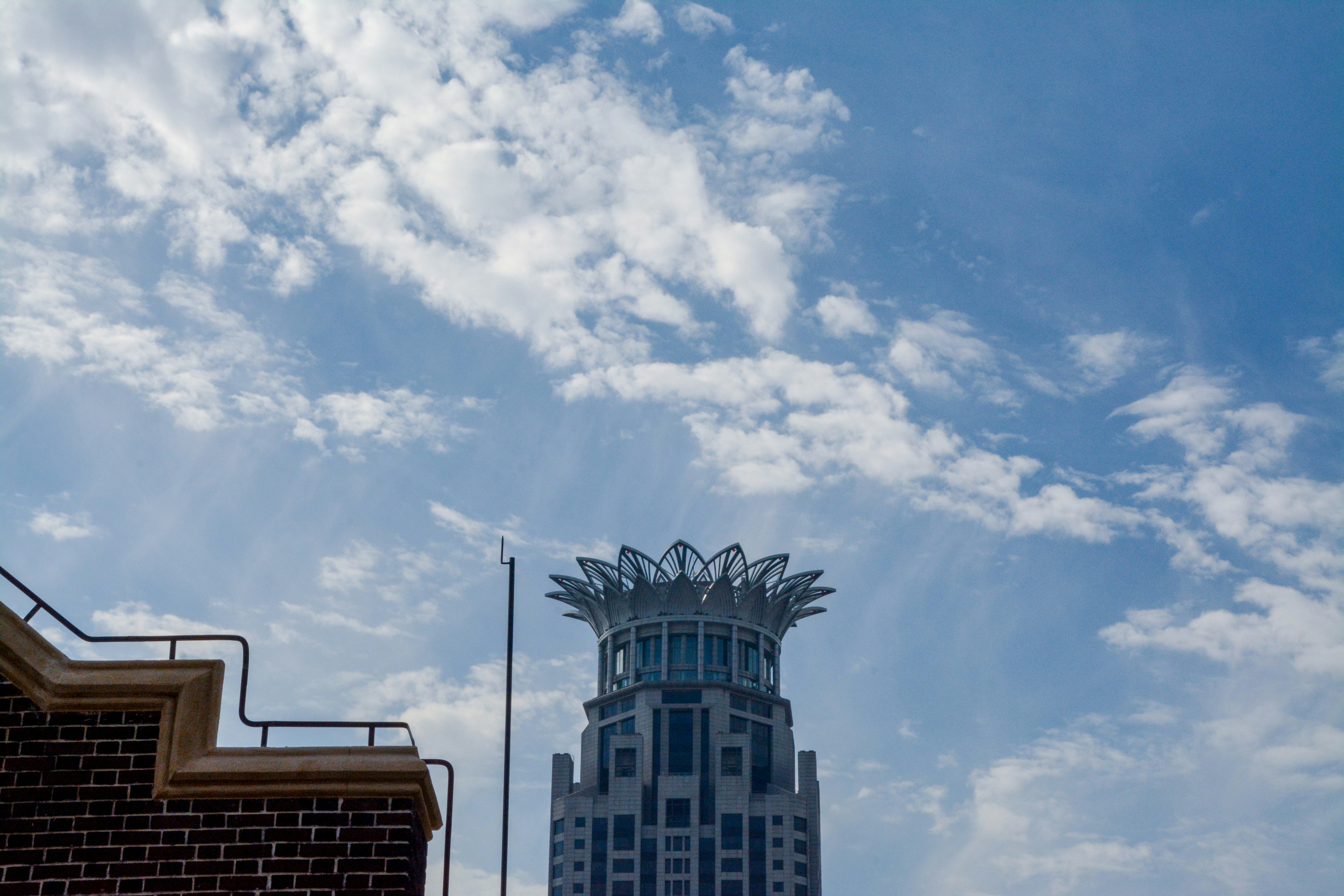 Ein sehr hohes Gebäude mit einem Uhrturm im Hintergrund