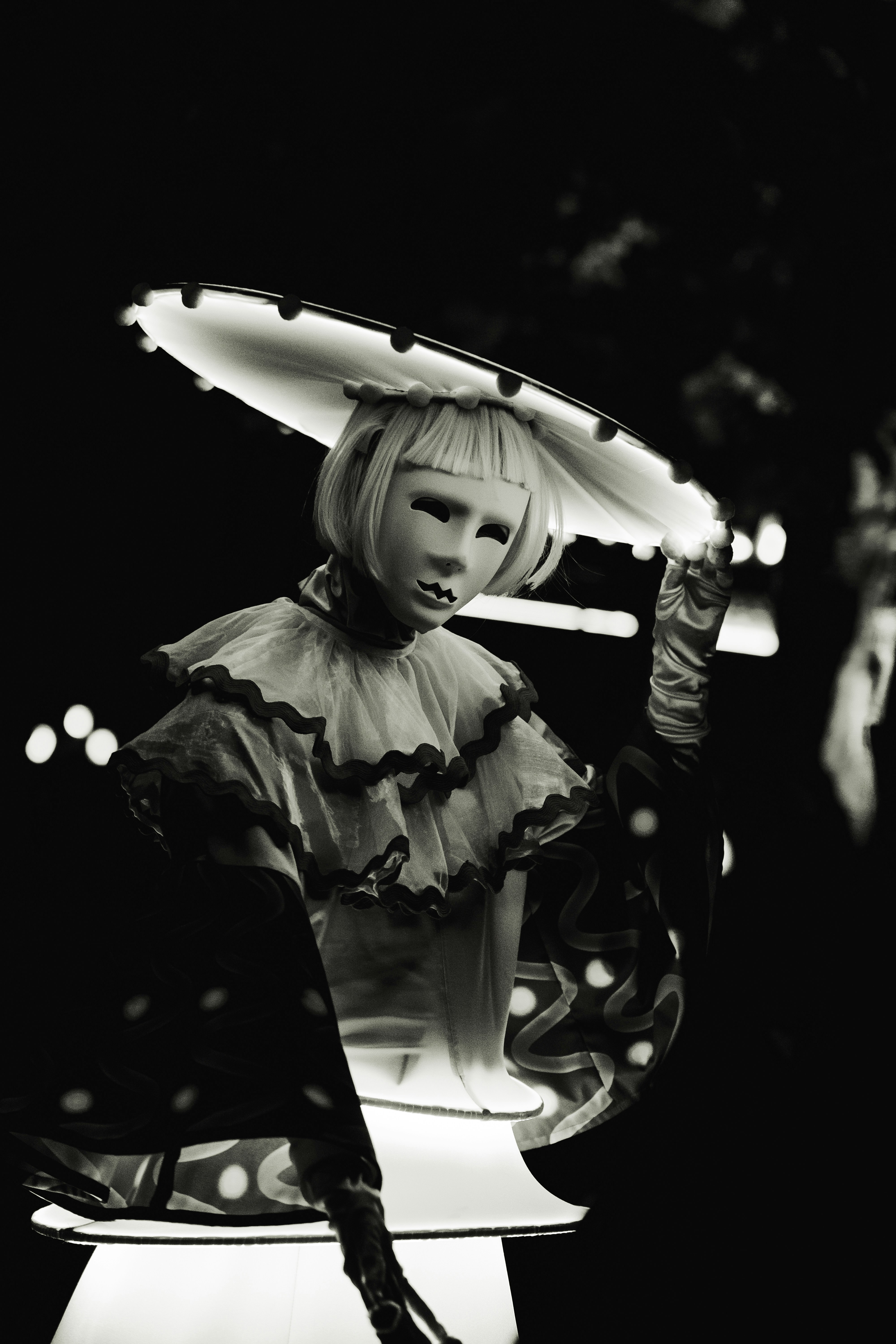 Una foto en blanco y negro de una mujer disfrazada