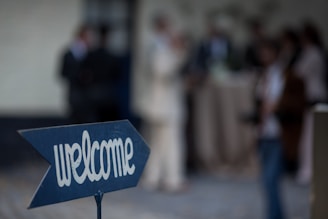 A blue sign that says smrcclew on it