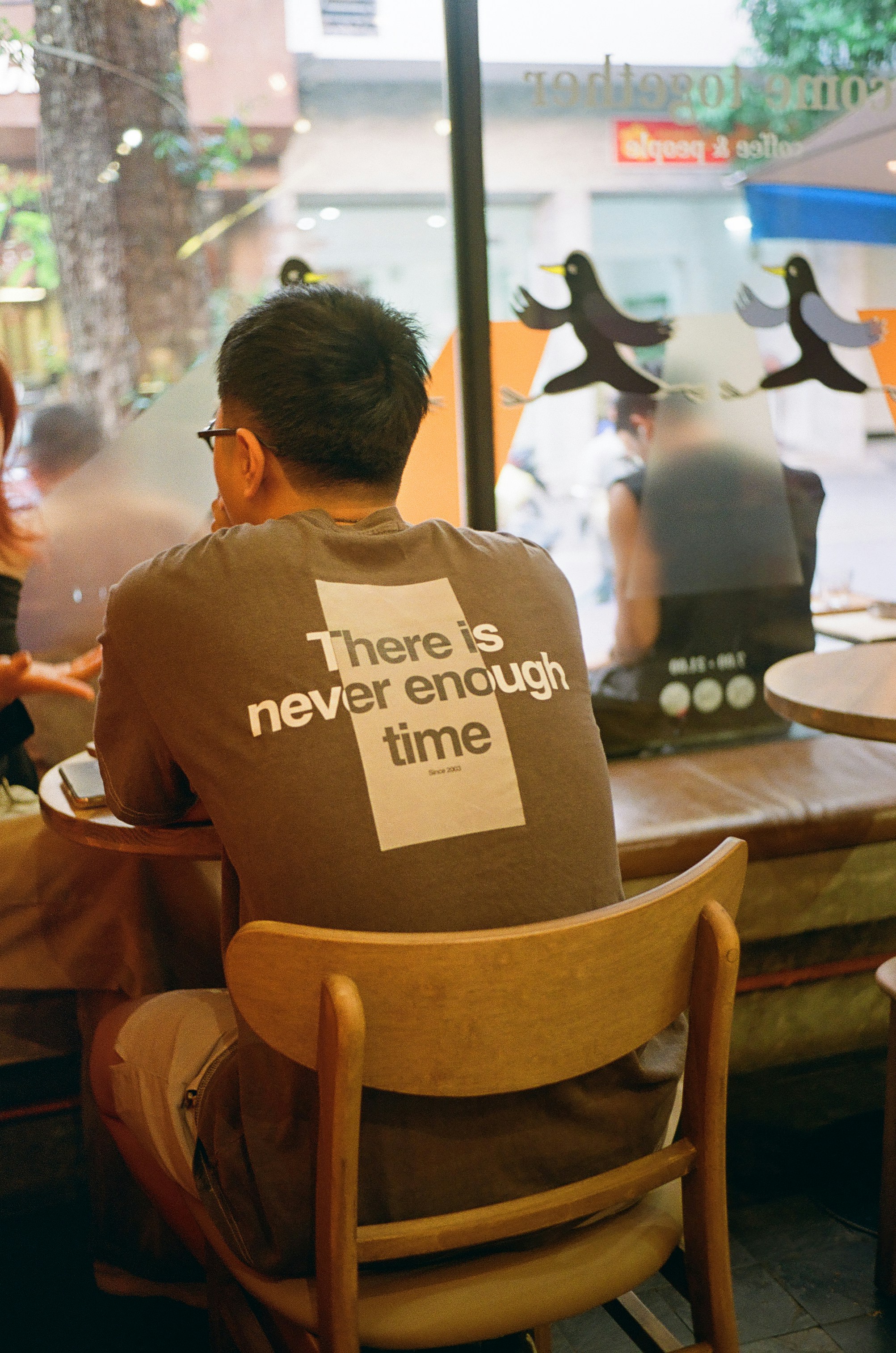 테이블에 앉아있는 남자와 여자