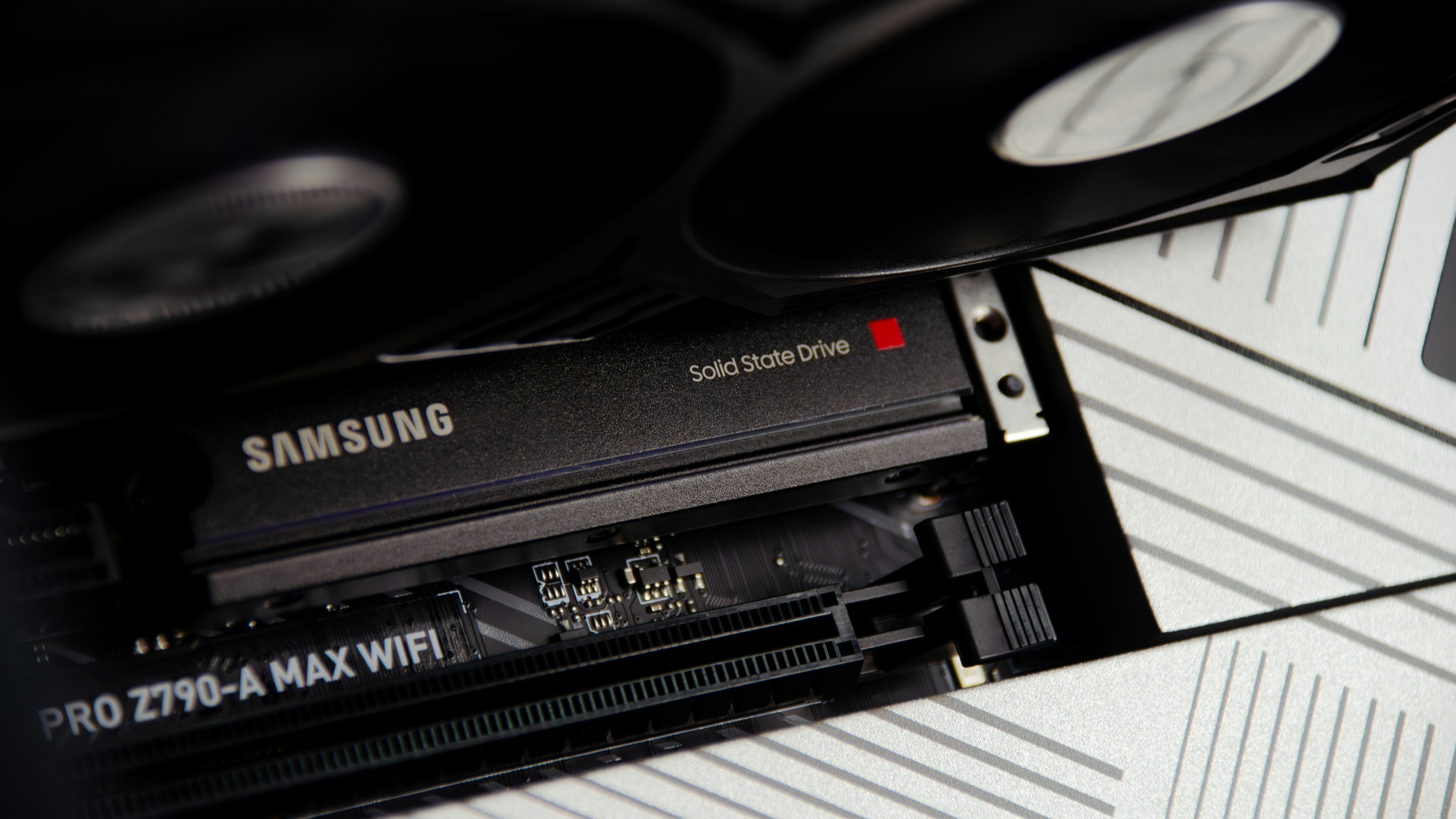 위기 속 '기초체력'에 베팅하는 똑똑한 돈들 - 원전·방산 팔고 삼성전자 1100억 담은 고액자산가들의 선택