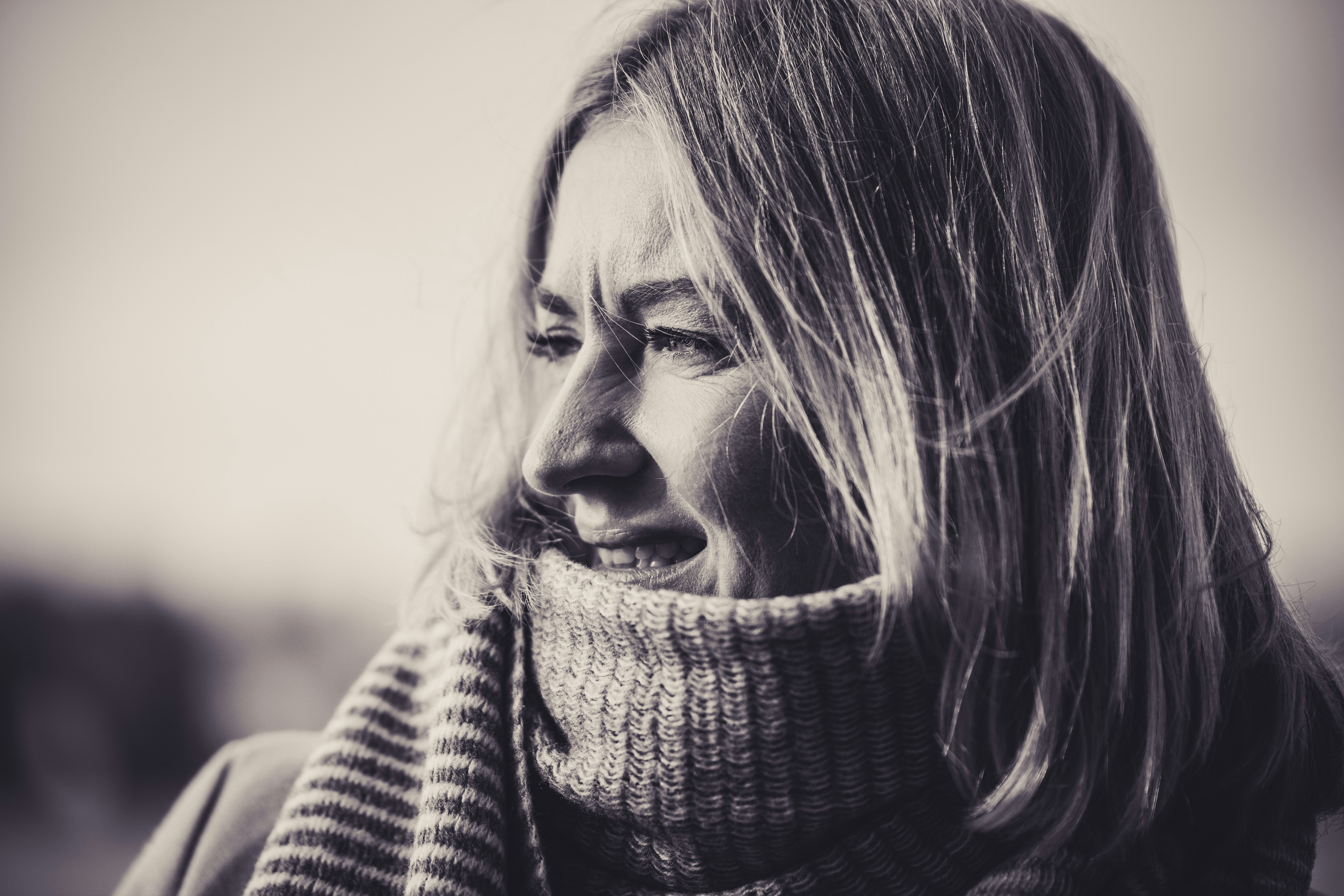 Una foto in bianco e nero di una donna che indossa una sciarpa