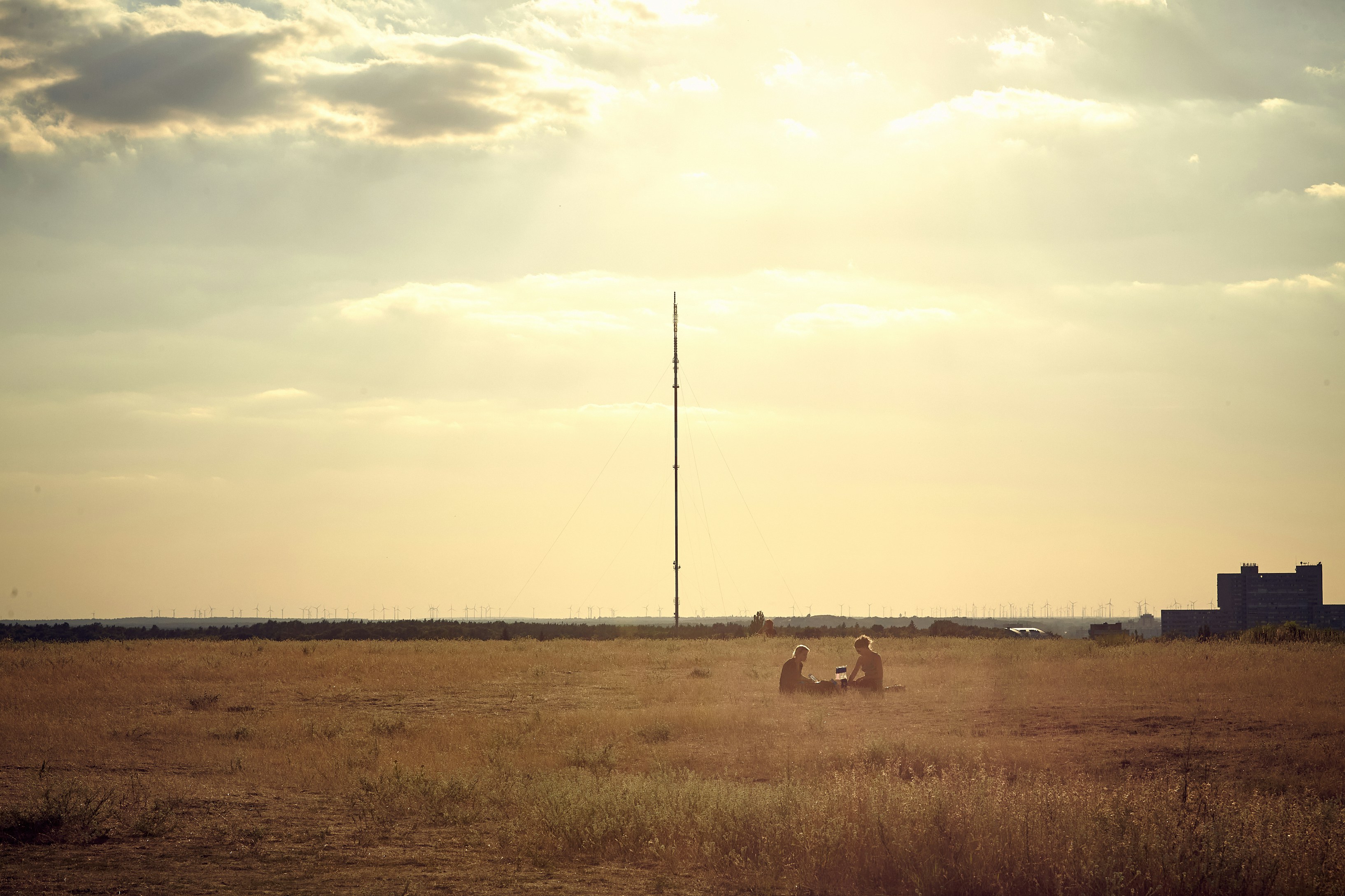 Un par de personas están sentadas en un campo