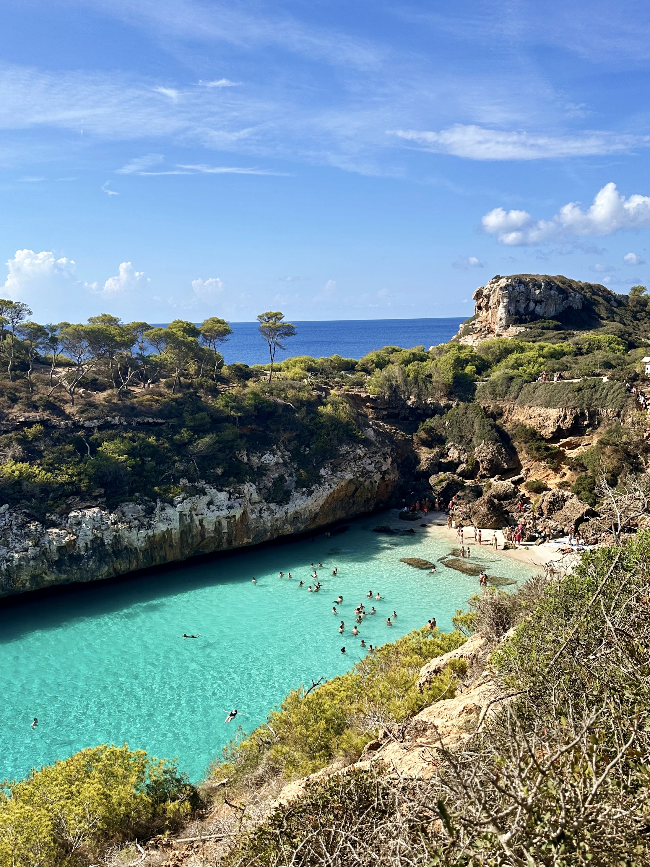 Lagoa de água azul rodeada de pinheiros, em Maiorca