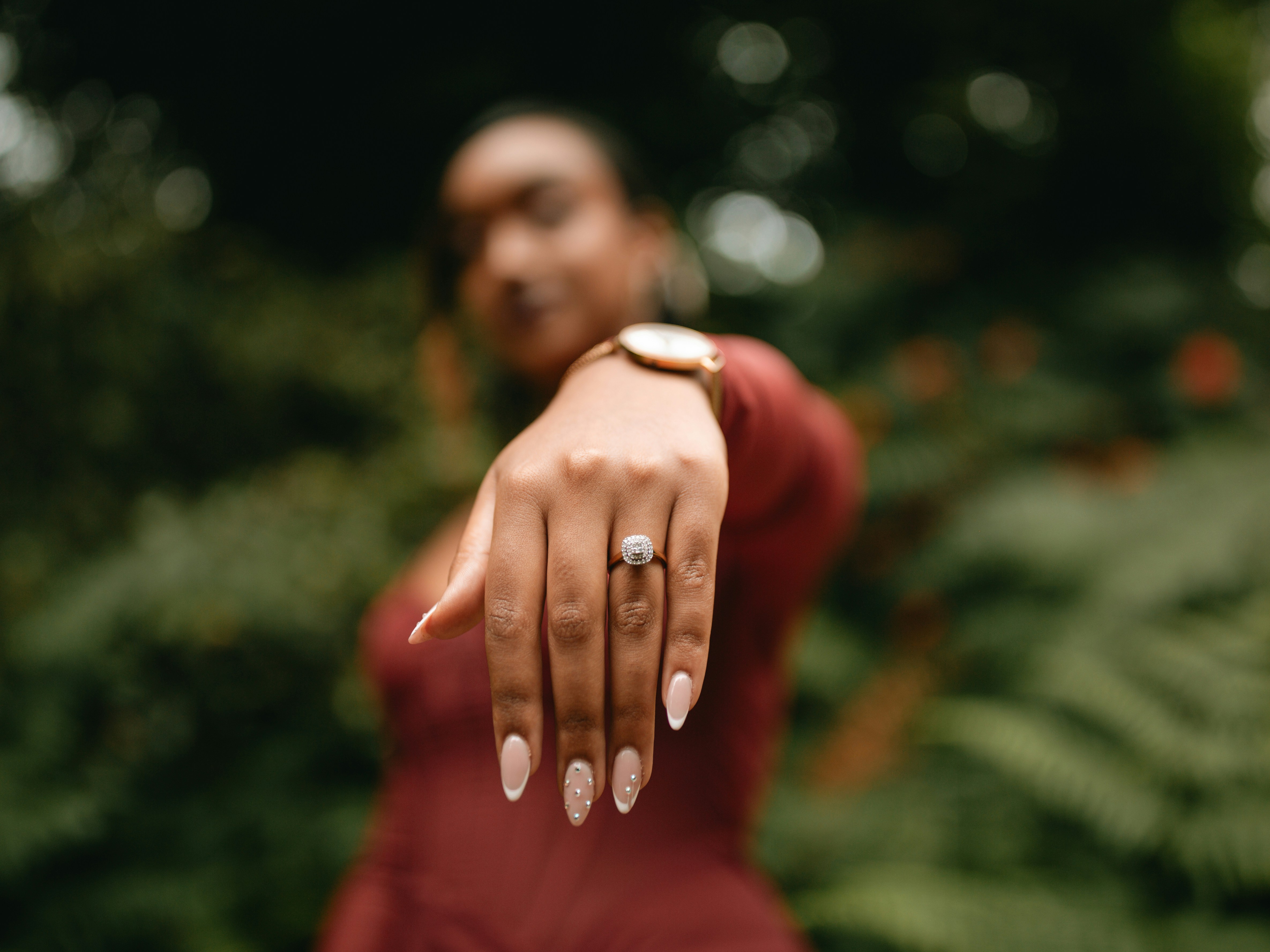 una donna in un vestito rosso che punta la telecamera