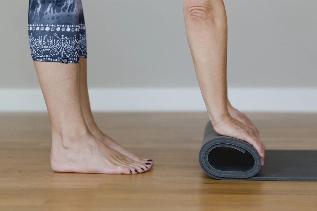 Pilates eğitmeni ders verirken