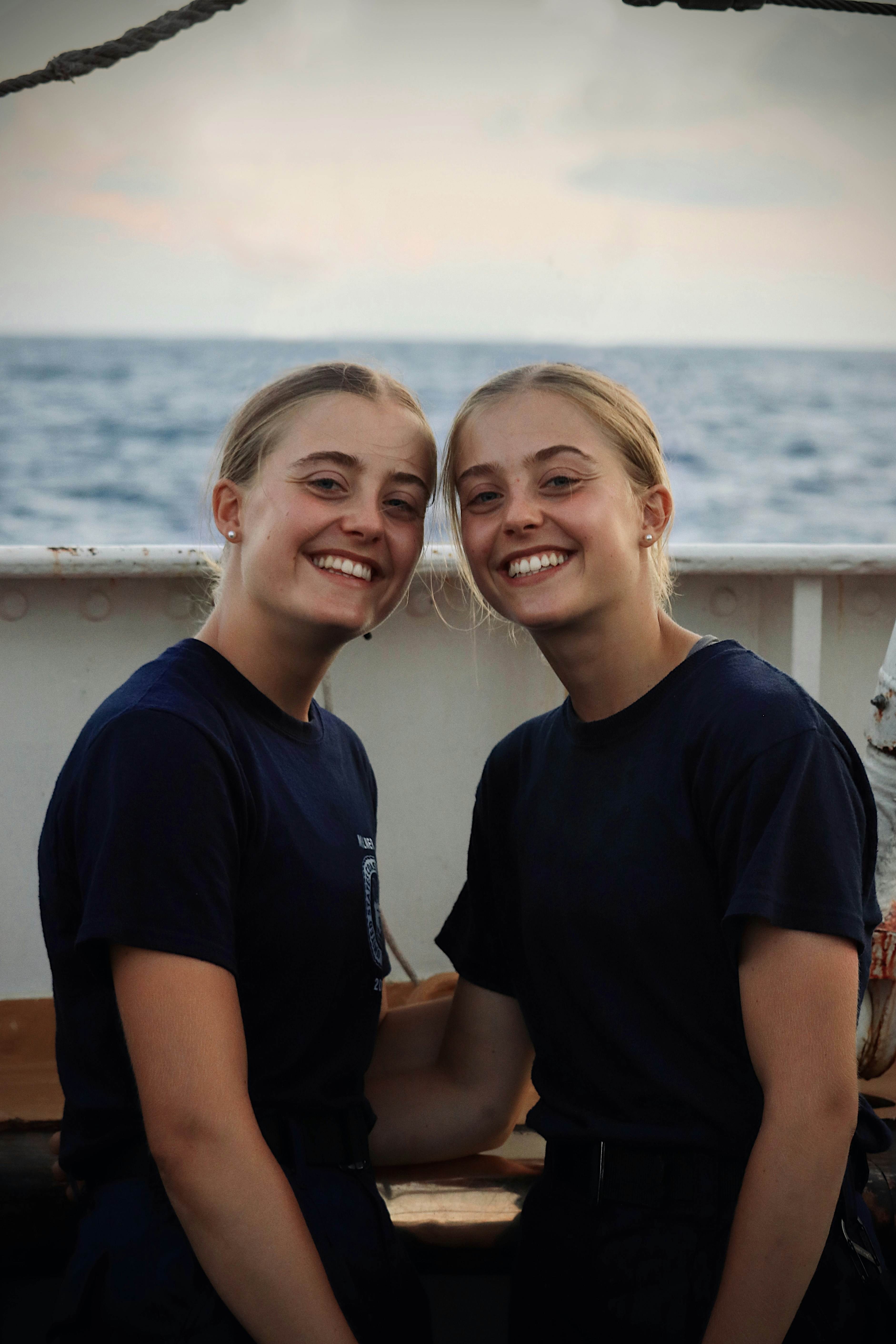 Zwei Frauen, die nebeneinander auf einem Boot stehen