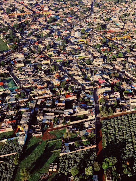 Vista aérea de viviendas en México — comparativa vivienda social vs vivienda económica