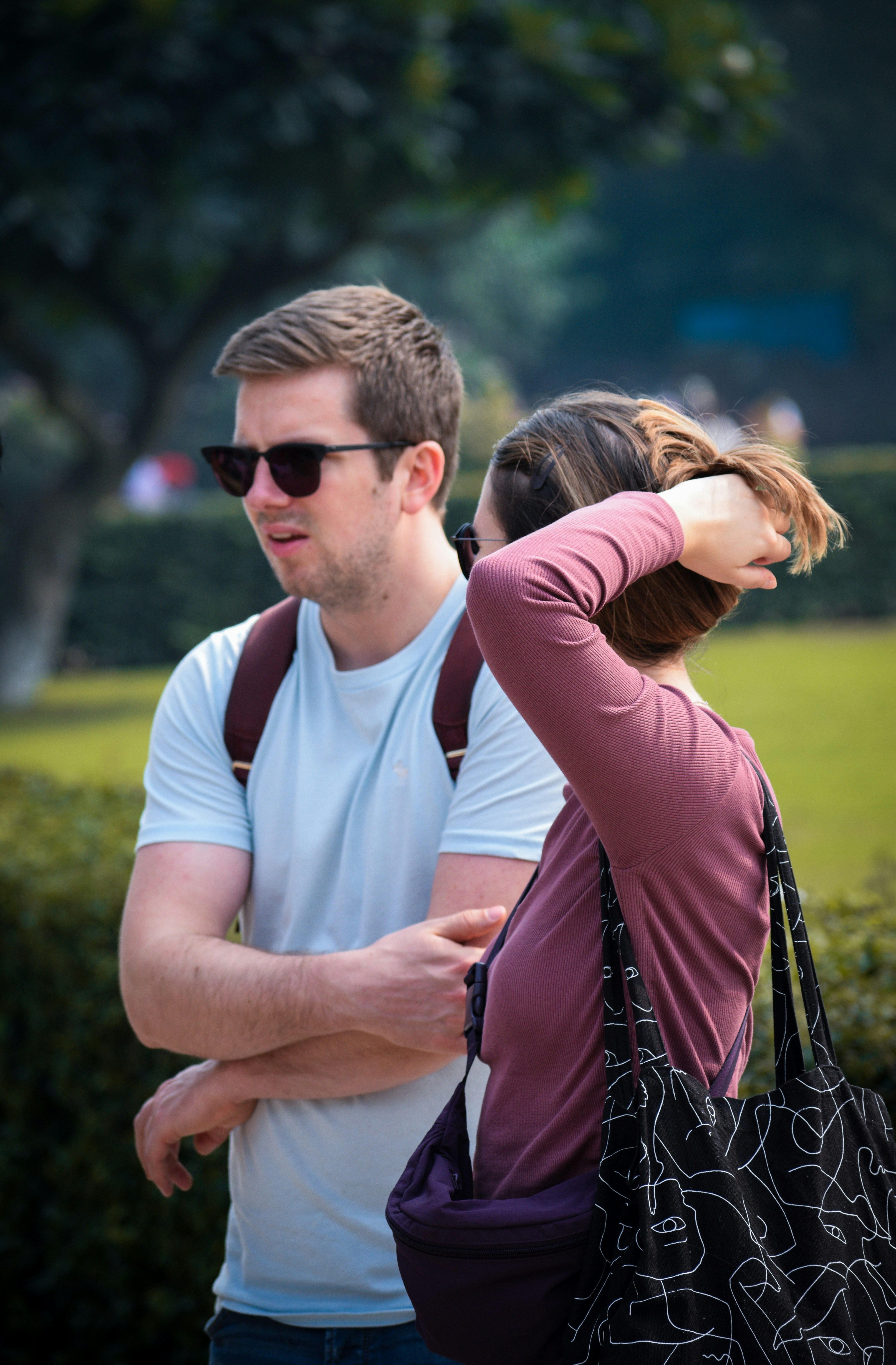 Ein Mann und eine Frau, die nebeneinander stehen