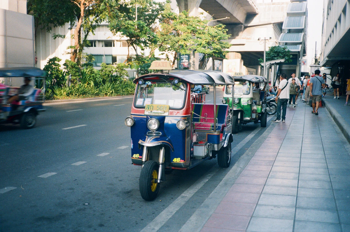 Tuk-tuk dans une rue de Bangkok