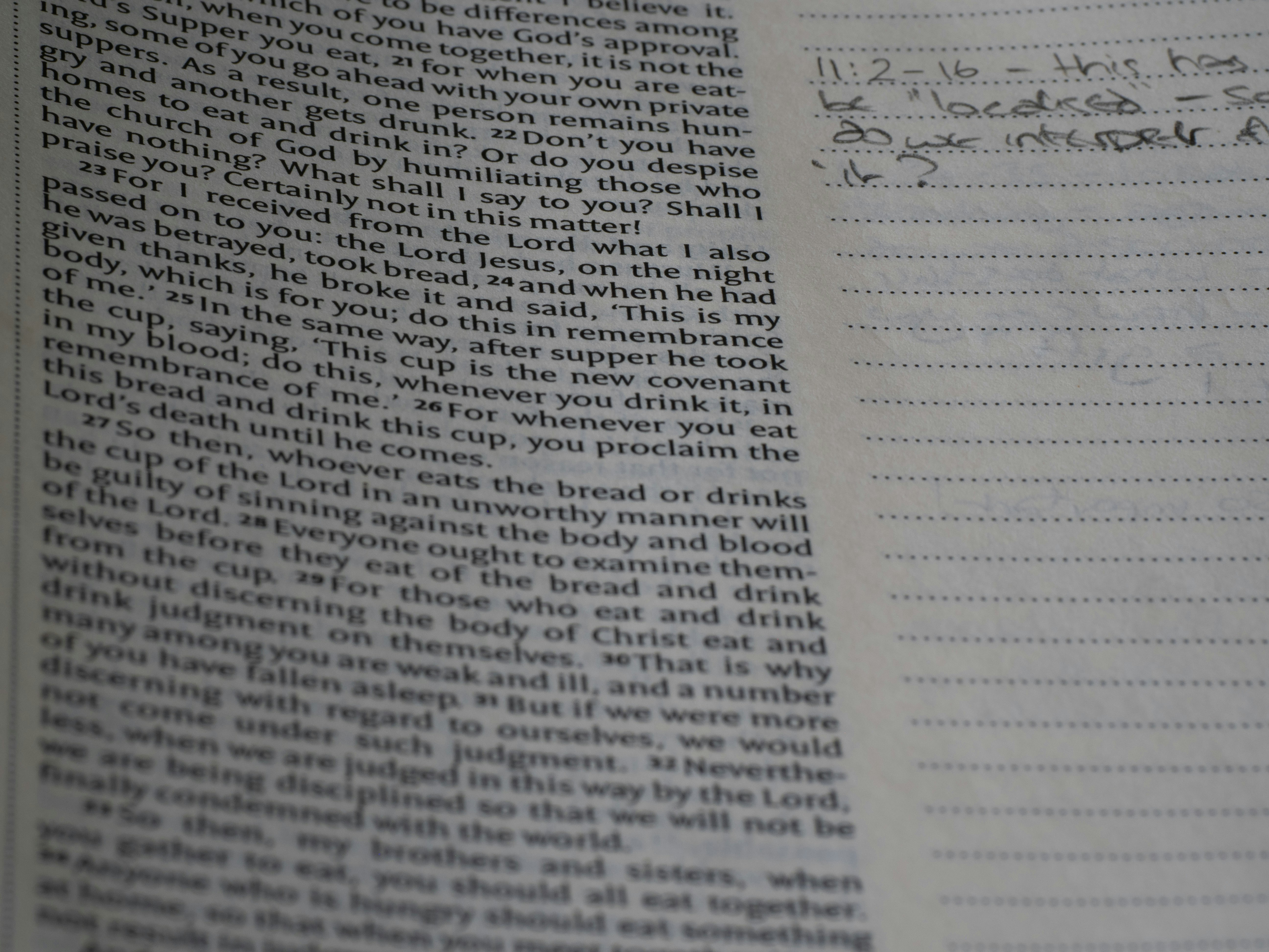 Nahaufnahme eines geschriebenen Buches