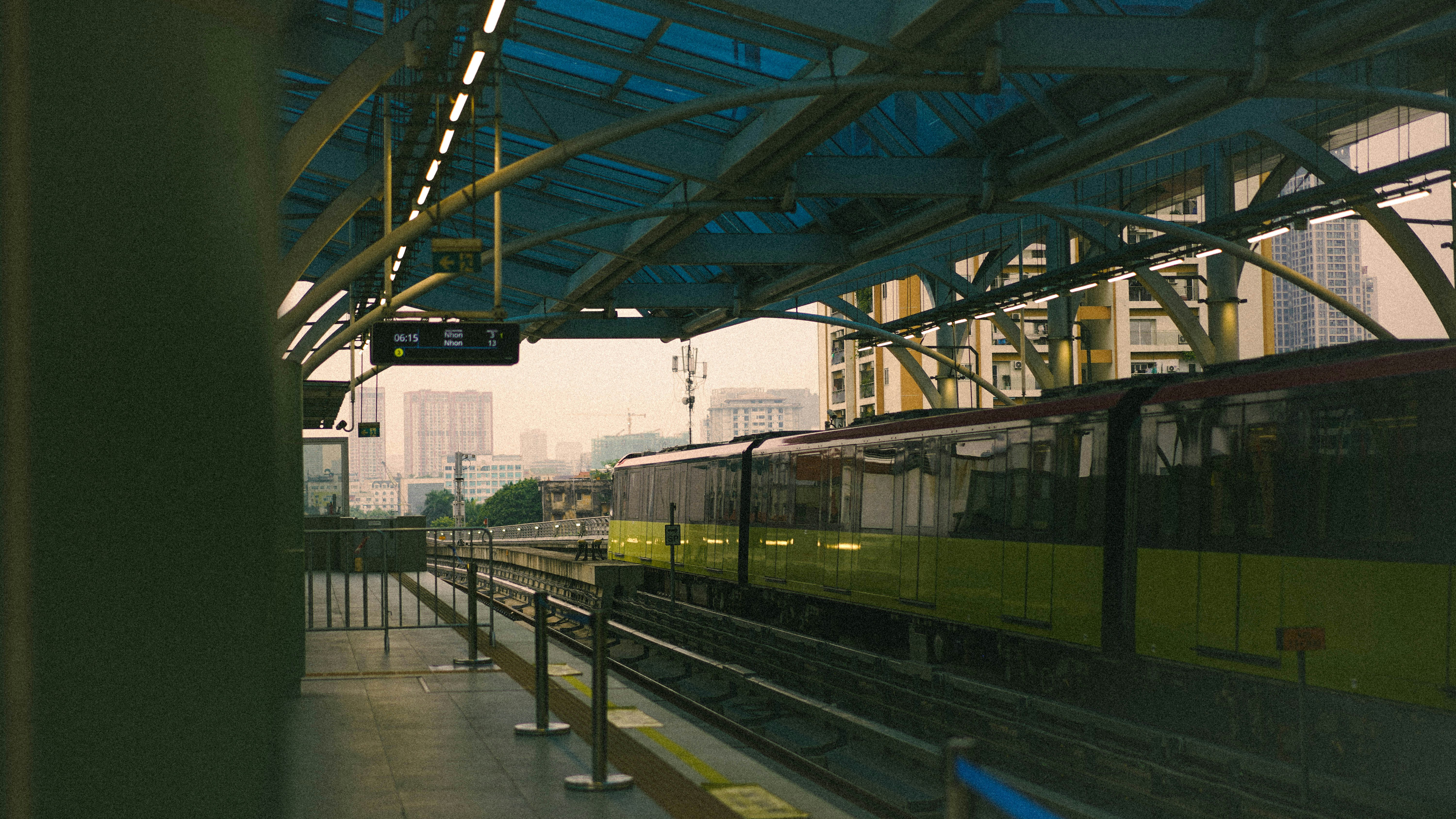 CTA Brown Line train at the Western station - apartments for rent in lincoln square