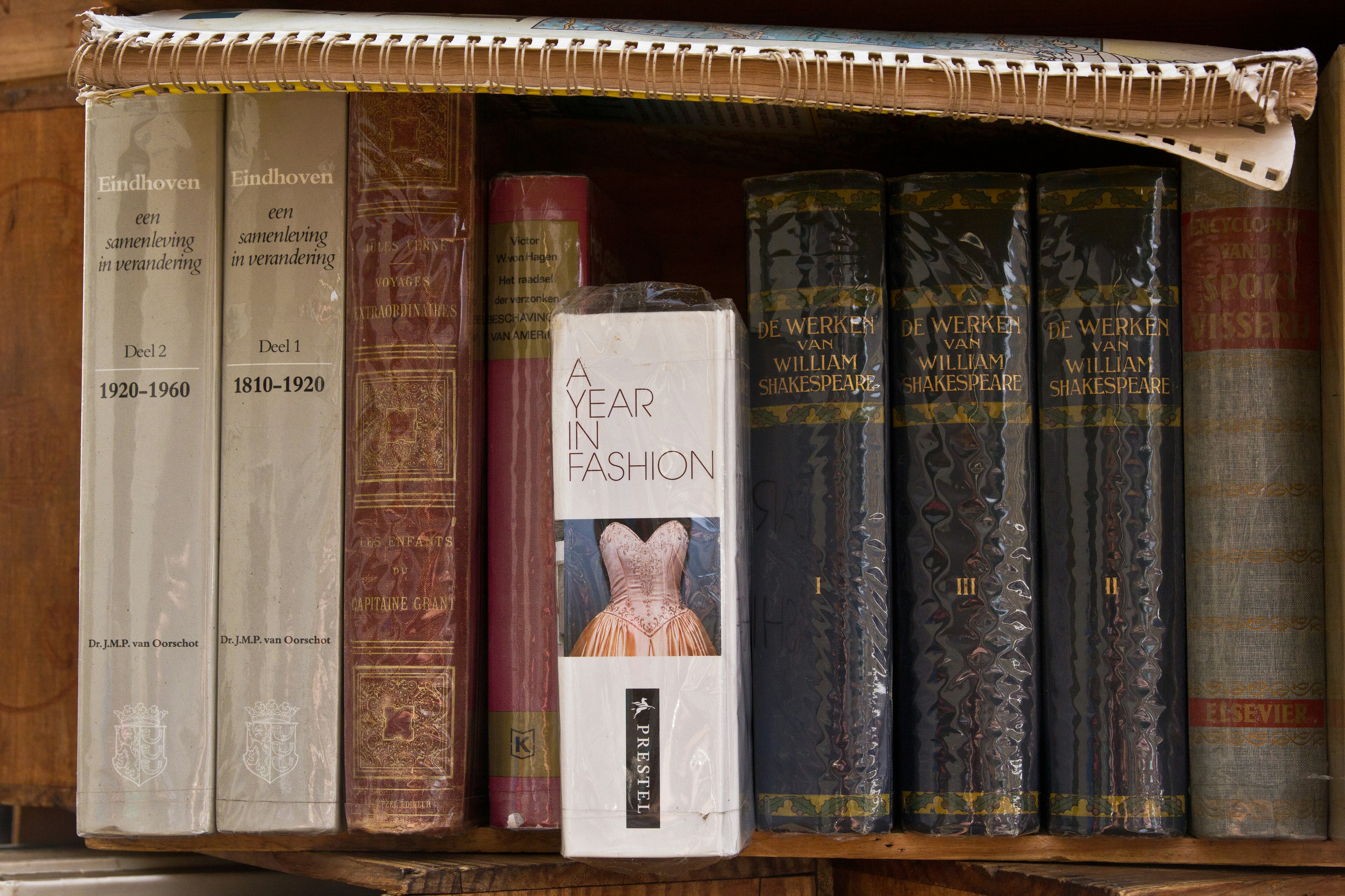 كومة الكتب خمر مع أغطية الأدب الكلاسيكي والإضاءة الناعمة