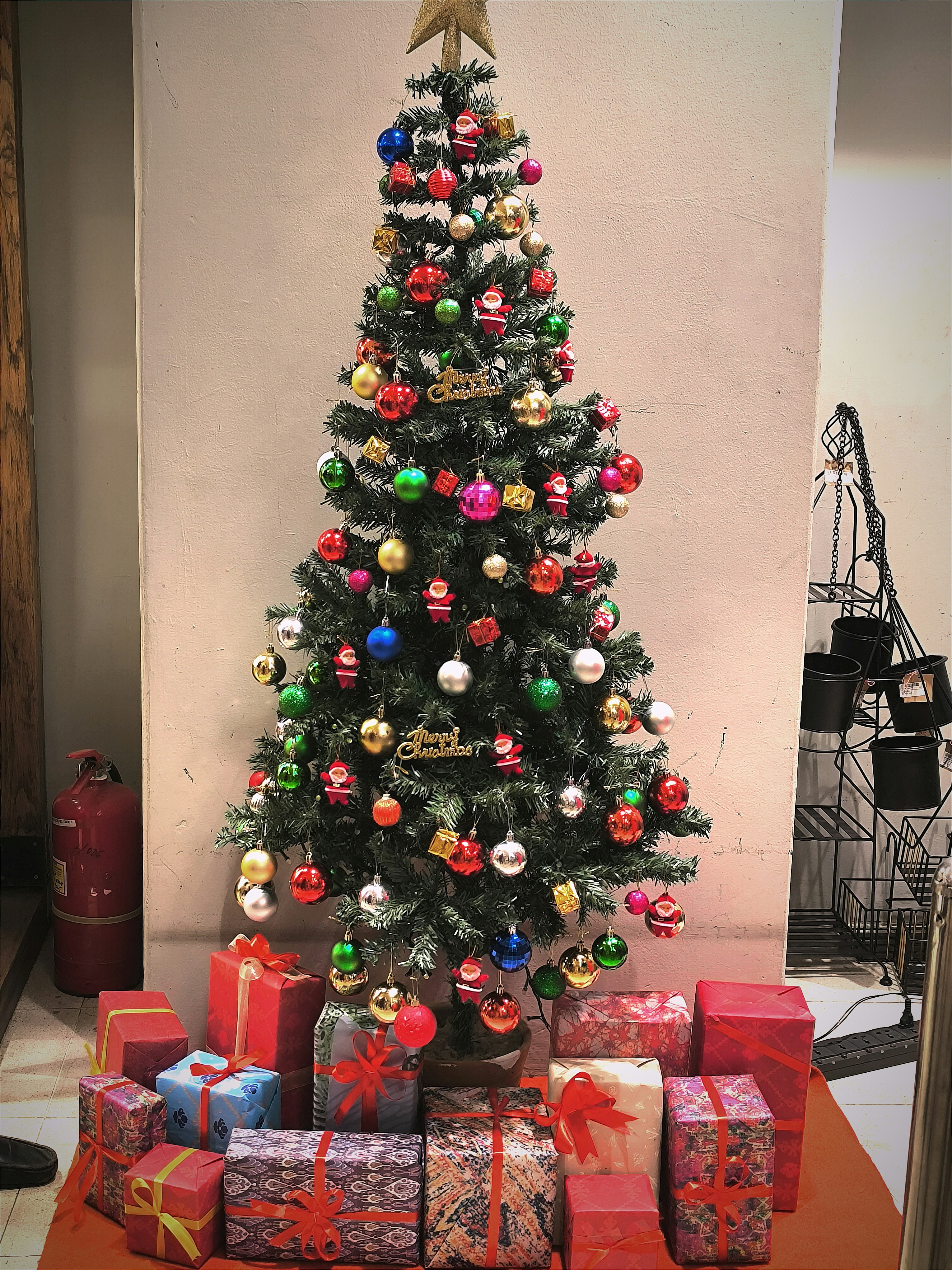 A small christmas tree with presents under it photo – Free Christmas Image  on Unsplash, image size:3000x4000