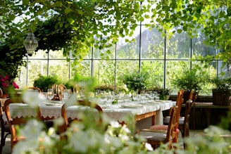 A dining room filled with lots of tables and chairs