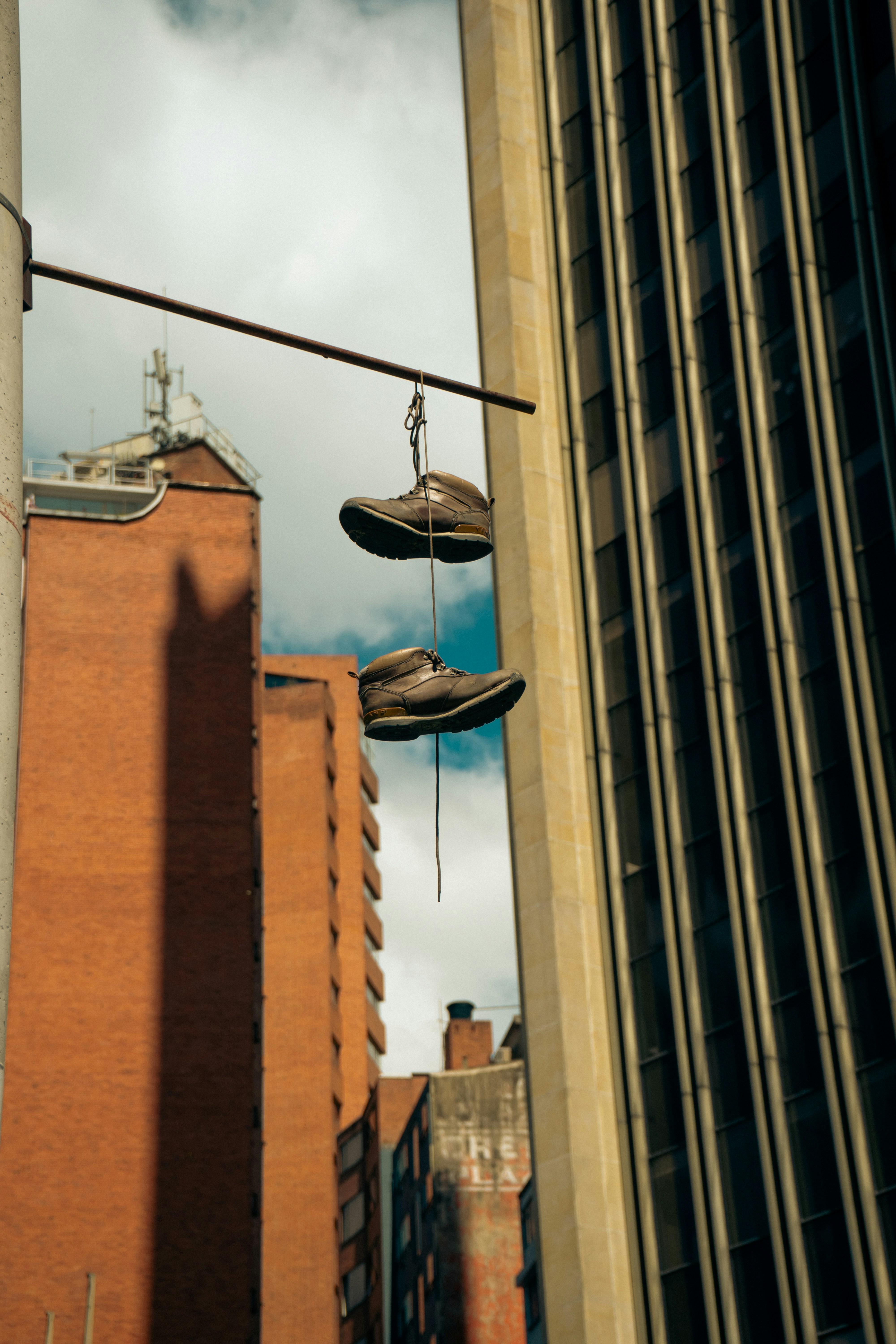 Un paio di scarpe appese a un filo su una strada cittadina