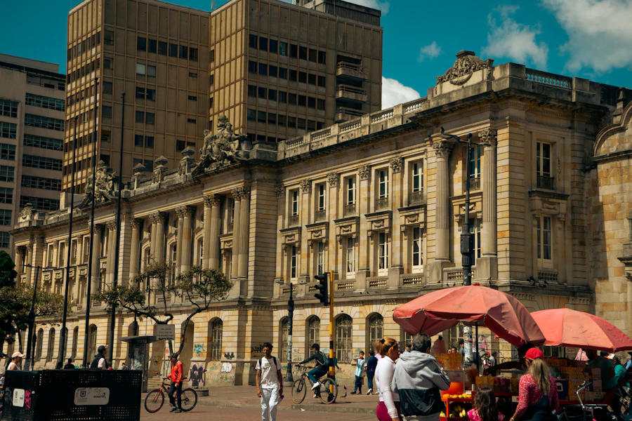 Plaza y edificio institucional en Bogotá