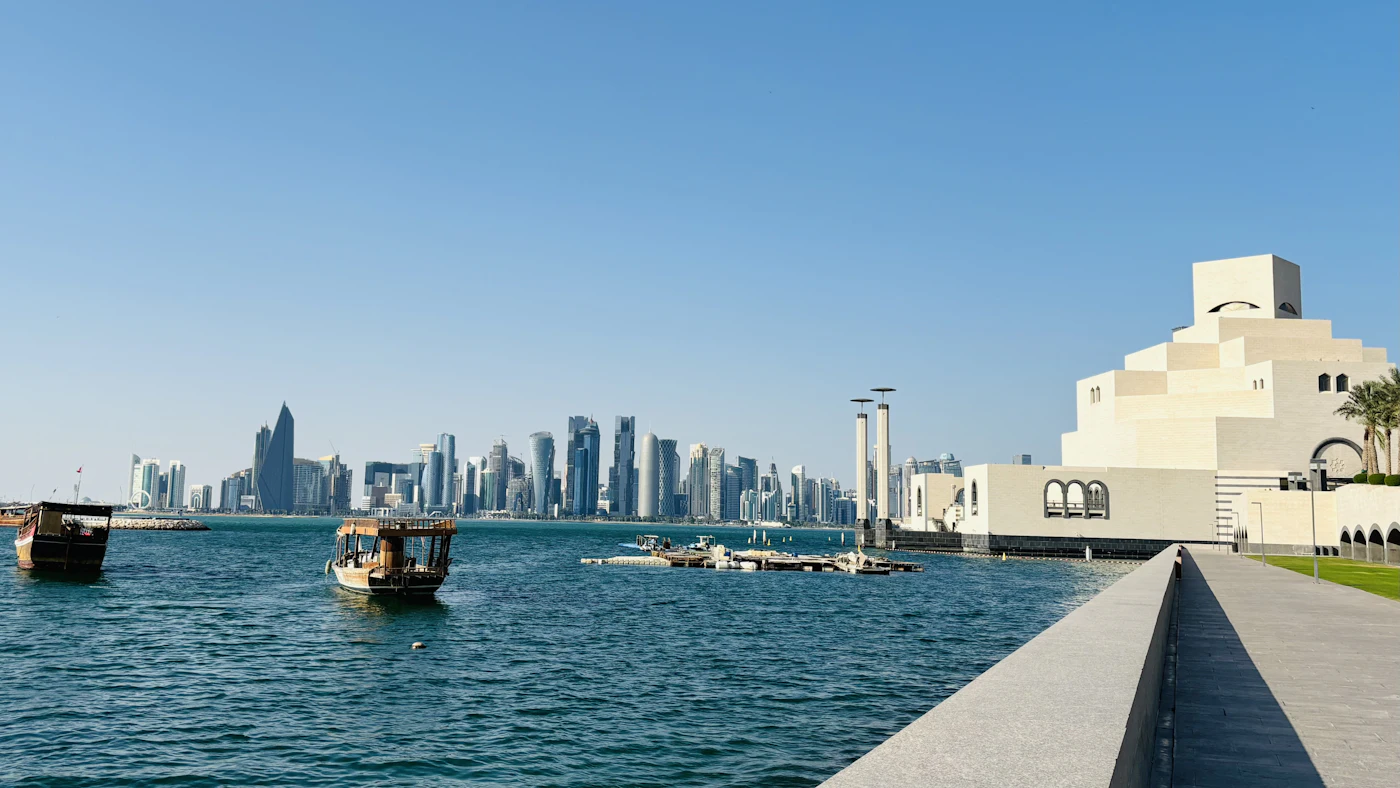 Das Museum für Islamische Kunst vor der Skyline von Doha bei Sonnenuntergang
