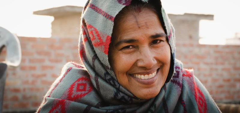 homme souriant avec écharpe