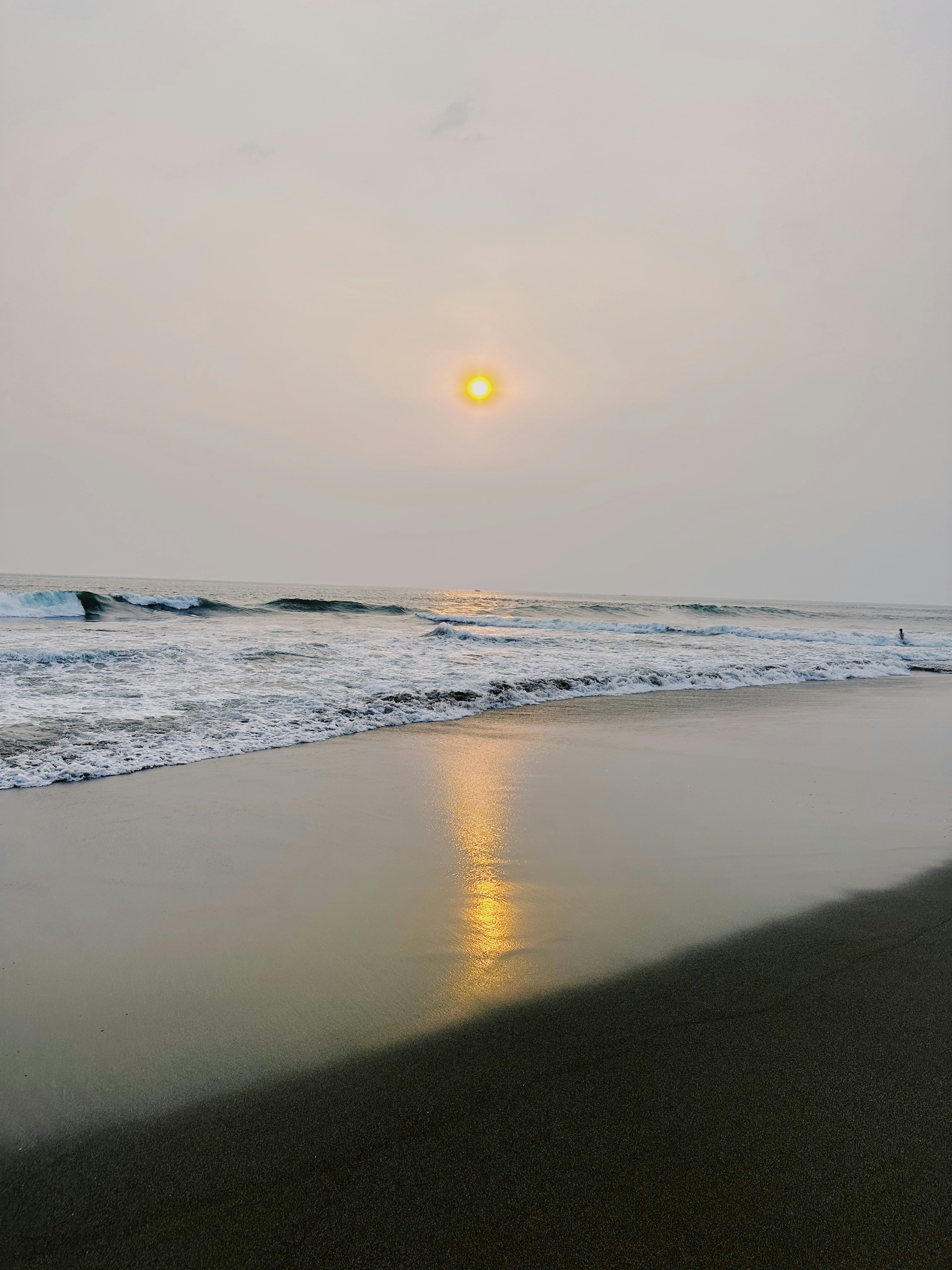 Il sole sta tramontando sull'oceano sulla spiaggia