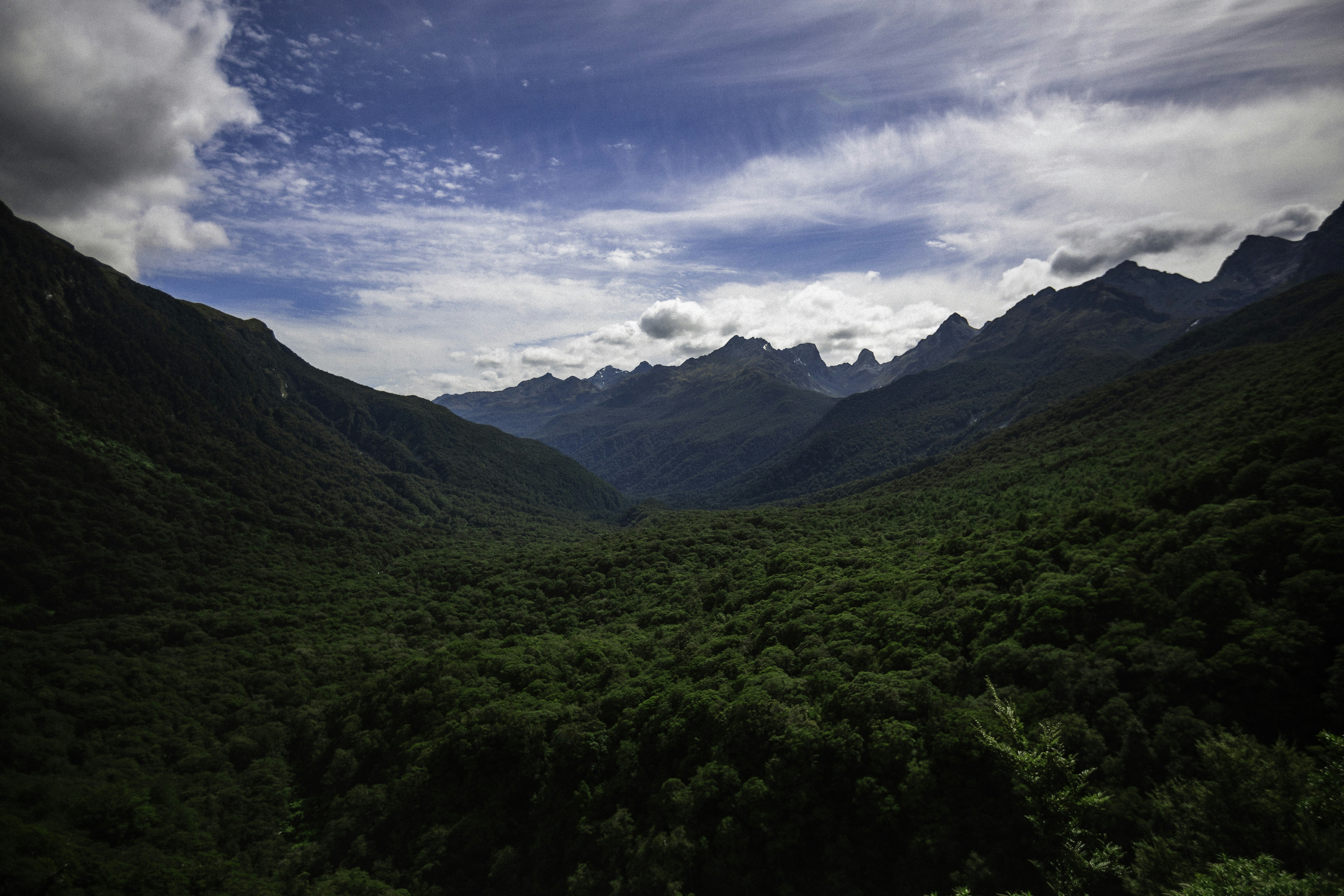 Montañas verdes bajo el cielo blanco durante el día foto – Imagen de México  gratuita en Unsplash, image size:3000x2000
