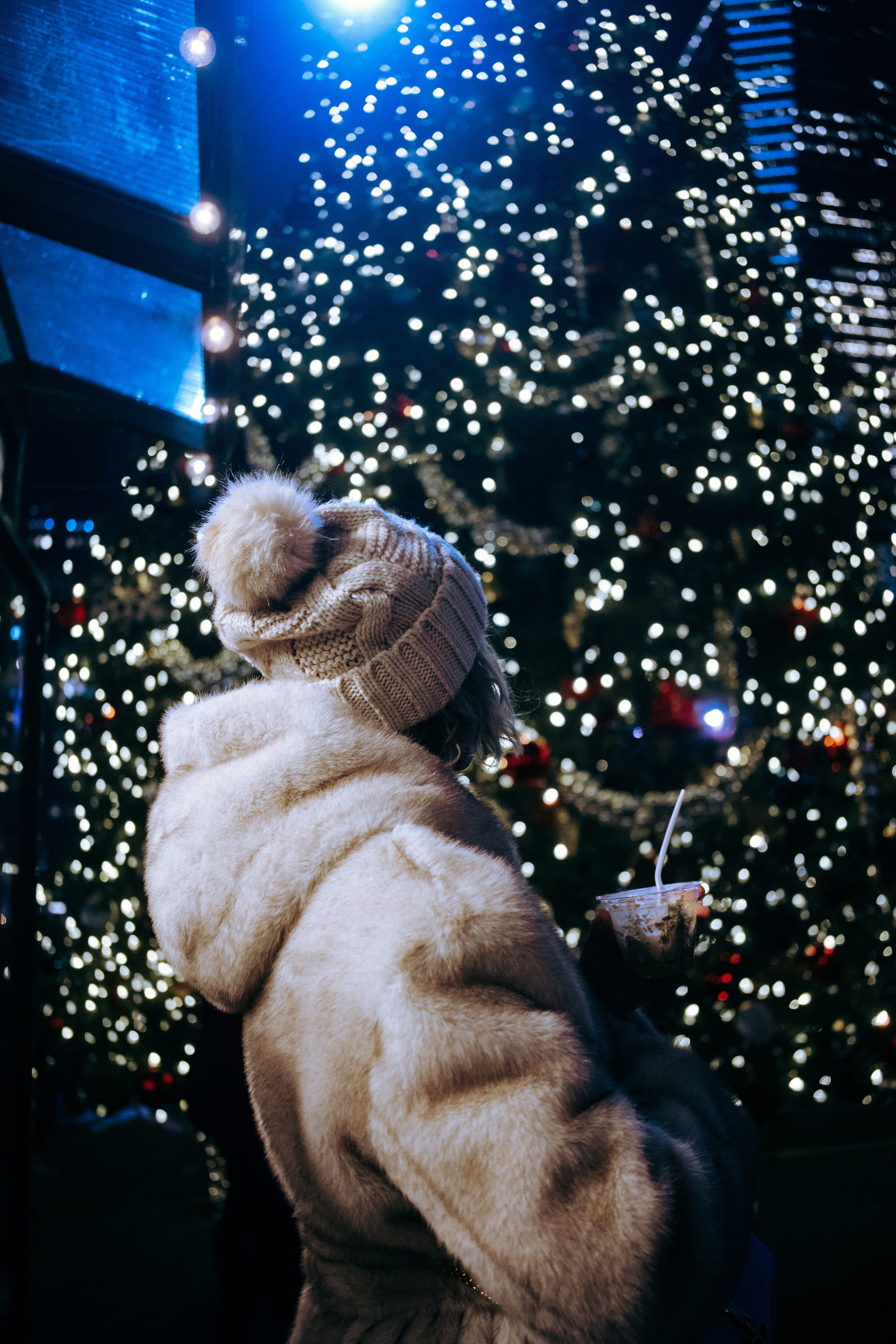Una mujer de pie frente a un árbol de Navidad foto – Imagen de Navidad  gratuita en Unsplash, image size:3000x4500
