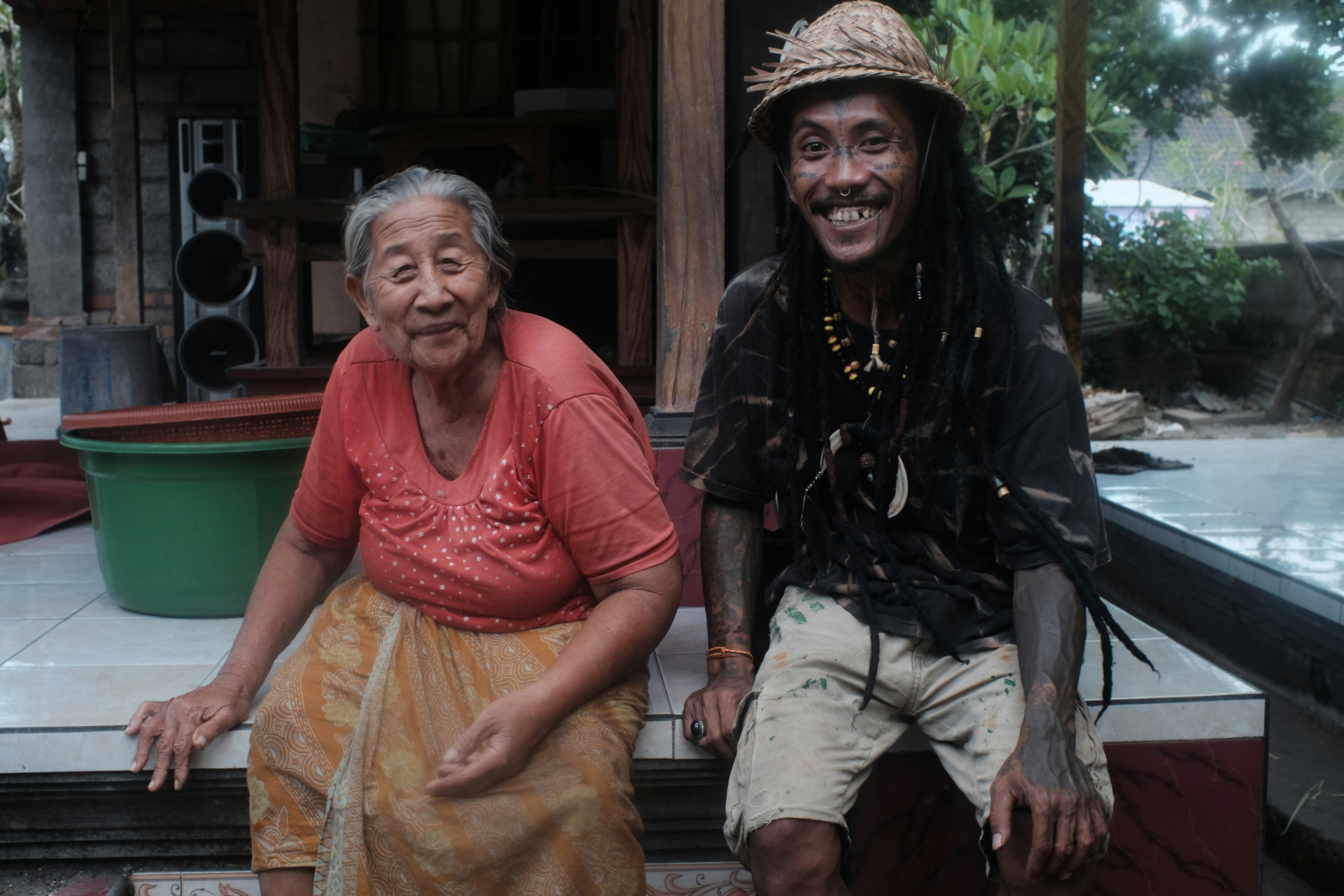 Beberapa orang berdiri bersebelahan