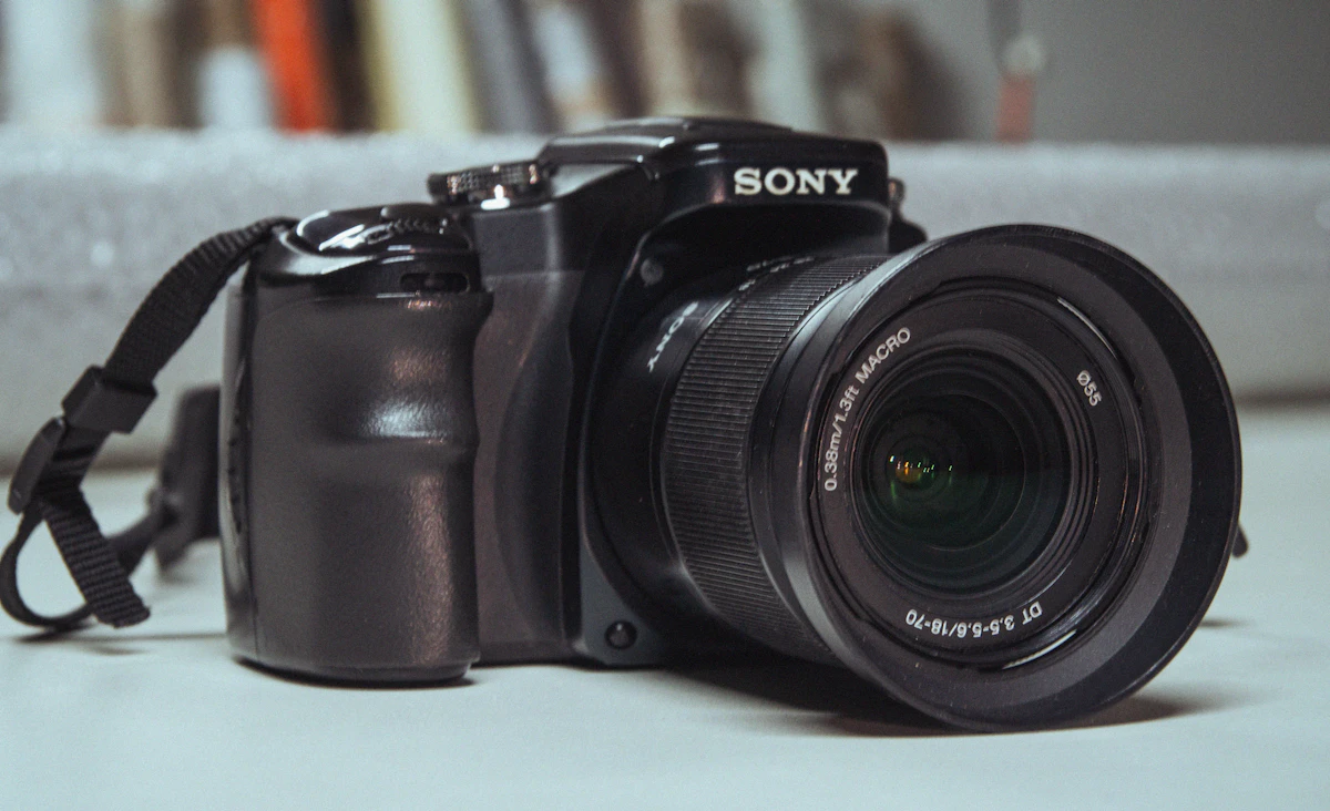 A camera sitting on a table next to a book shelf