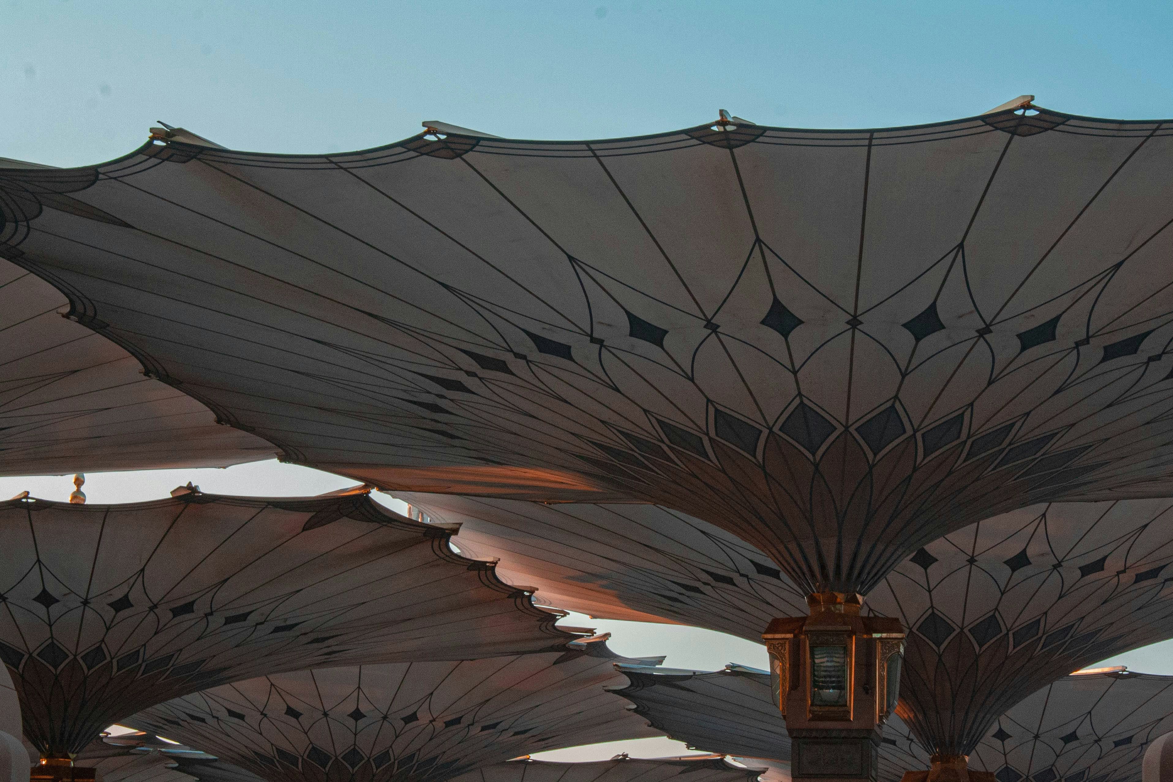 Ein Haufen Sonnenschirme, die in der Sonne offen stehen