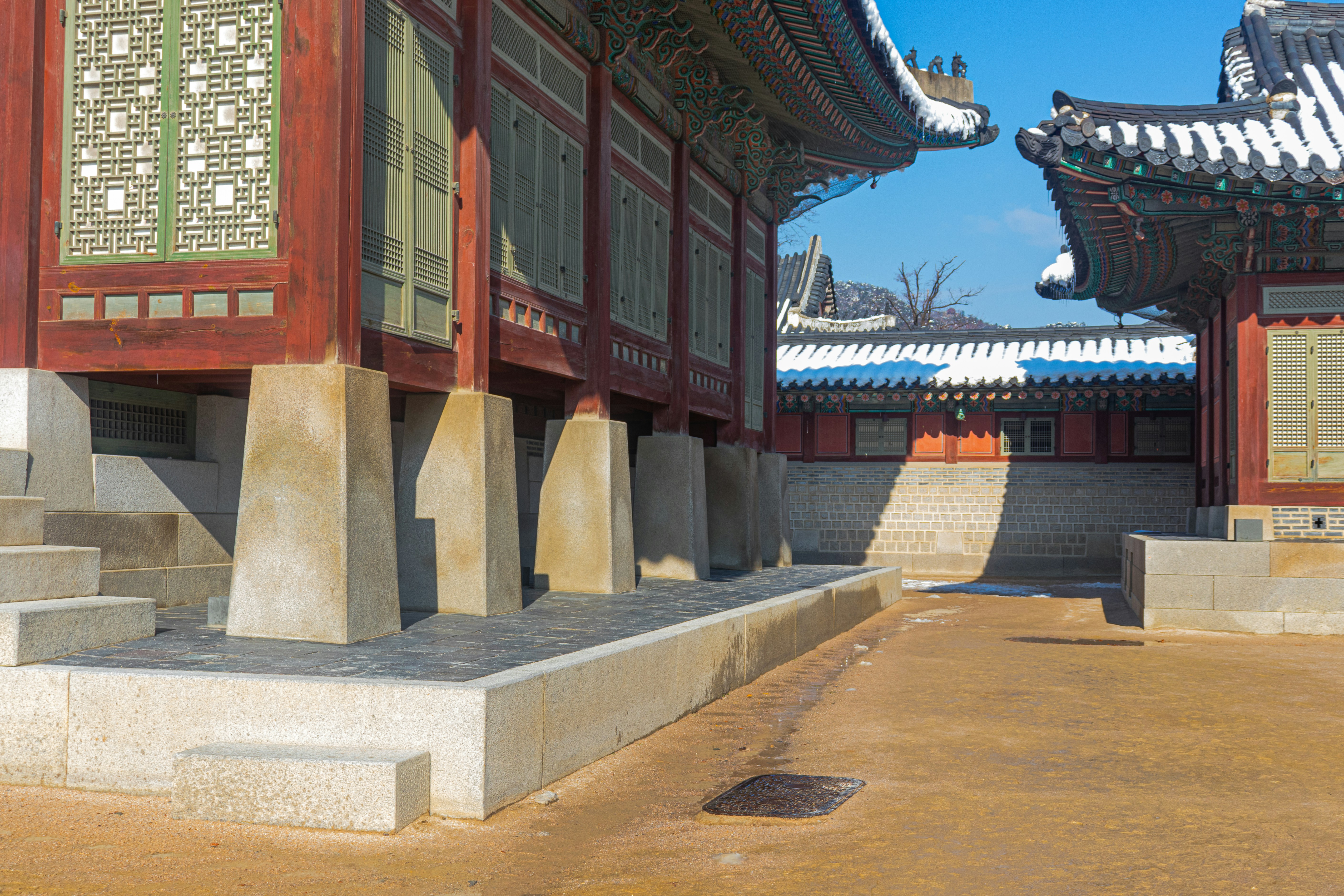 A building with a lot of pillars and a sky background