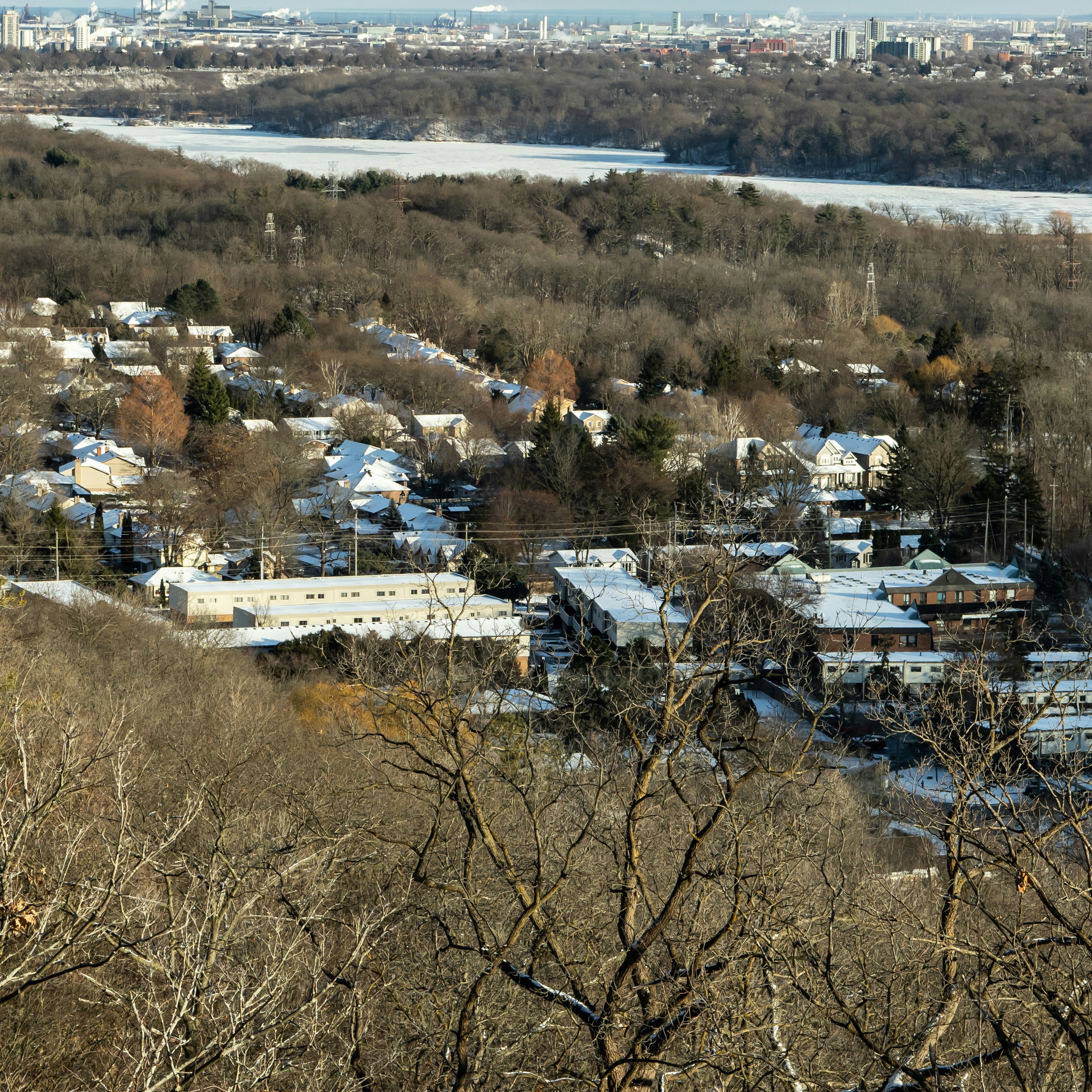 Uma vista de uma cidade com um rio correndo através dela