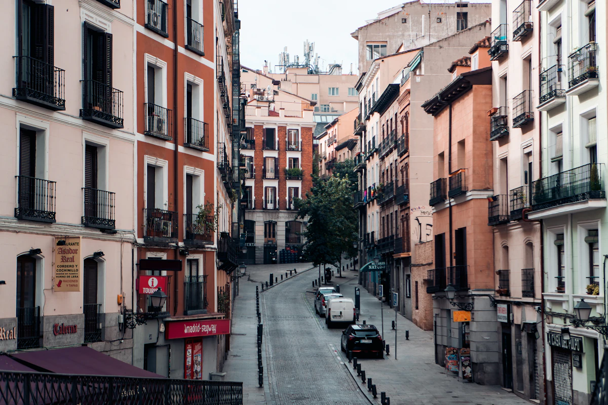 Guía de viajes: La casa de papel y Valeria: ruta de series en Madrid 2026