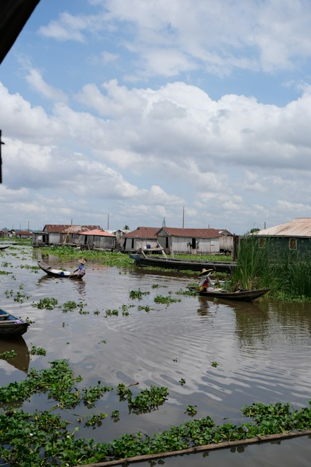 Pirogues chargées de passagers sur le lac Nokoué, dans la cité lacustre de Ganvié, au Bénin