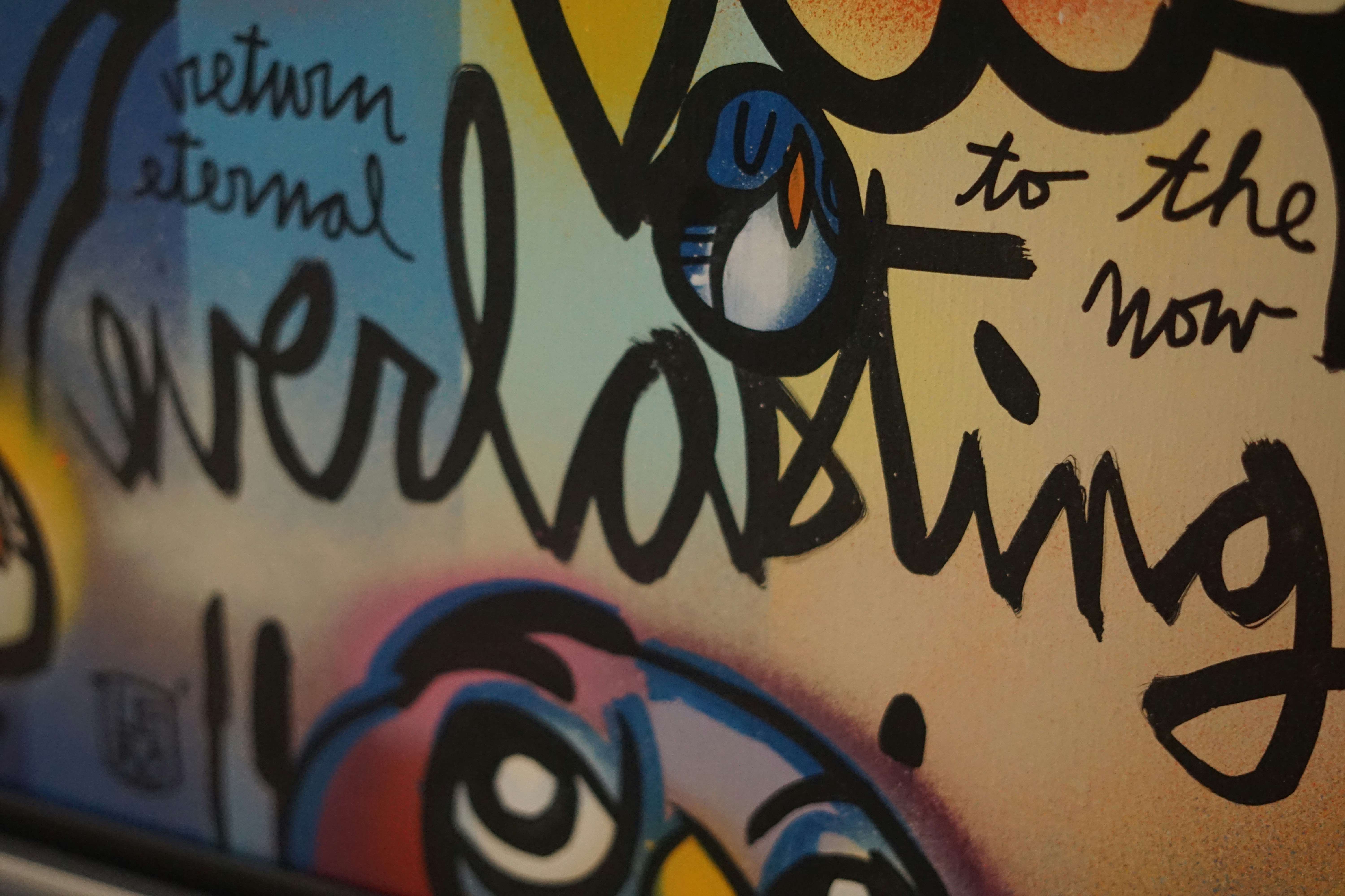 Eine Nahaufnahme eines Graffitis an der Seite eines Gebäudes