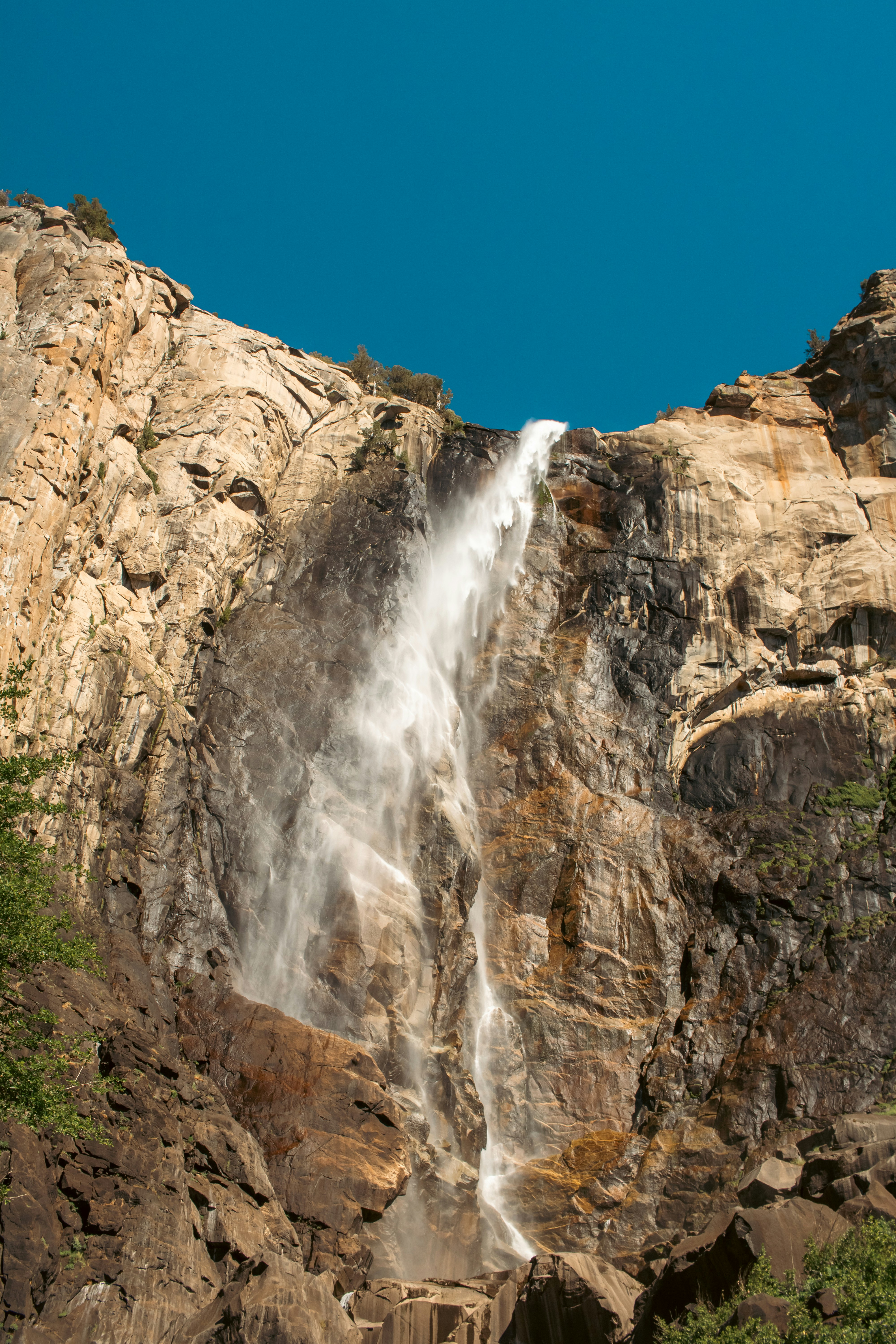 La costa más aislada e intacta de California tiene 75 millas de playas de  arena negra, un faro abandonado y bosques costeros, image size:3000x4500