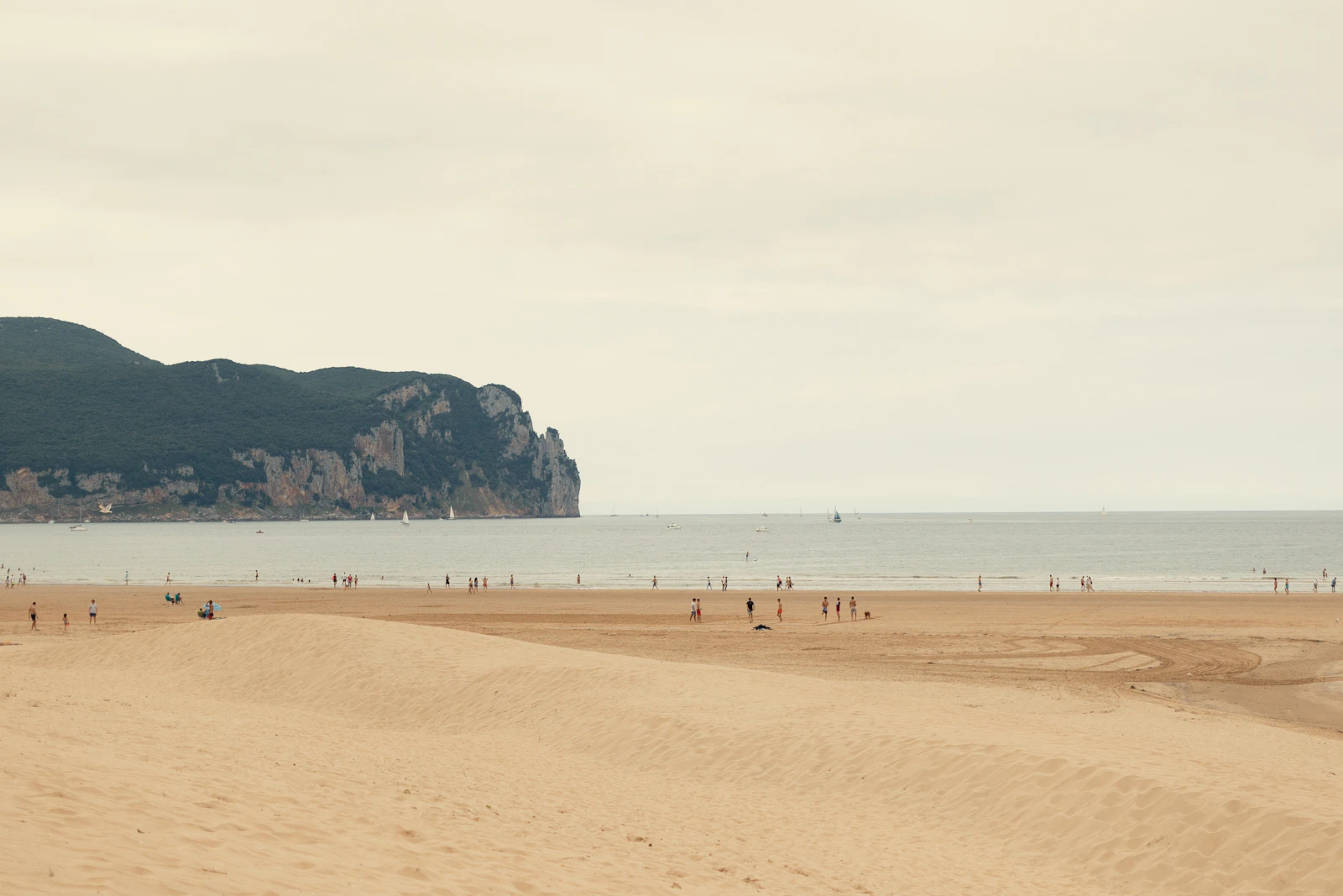 Vista general de la playa de la Salvé con el monte Buciero al fondo.
