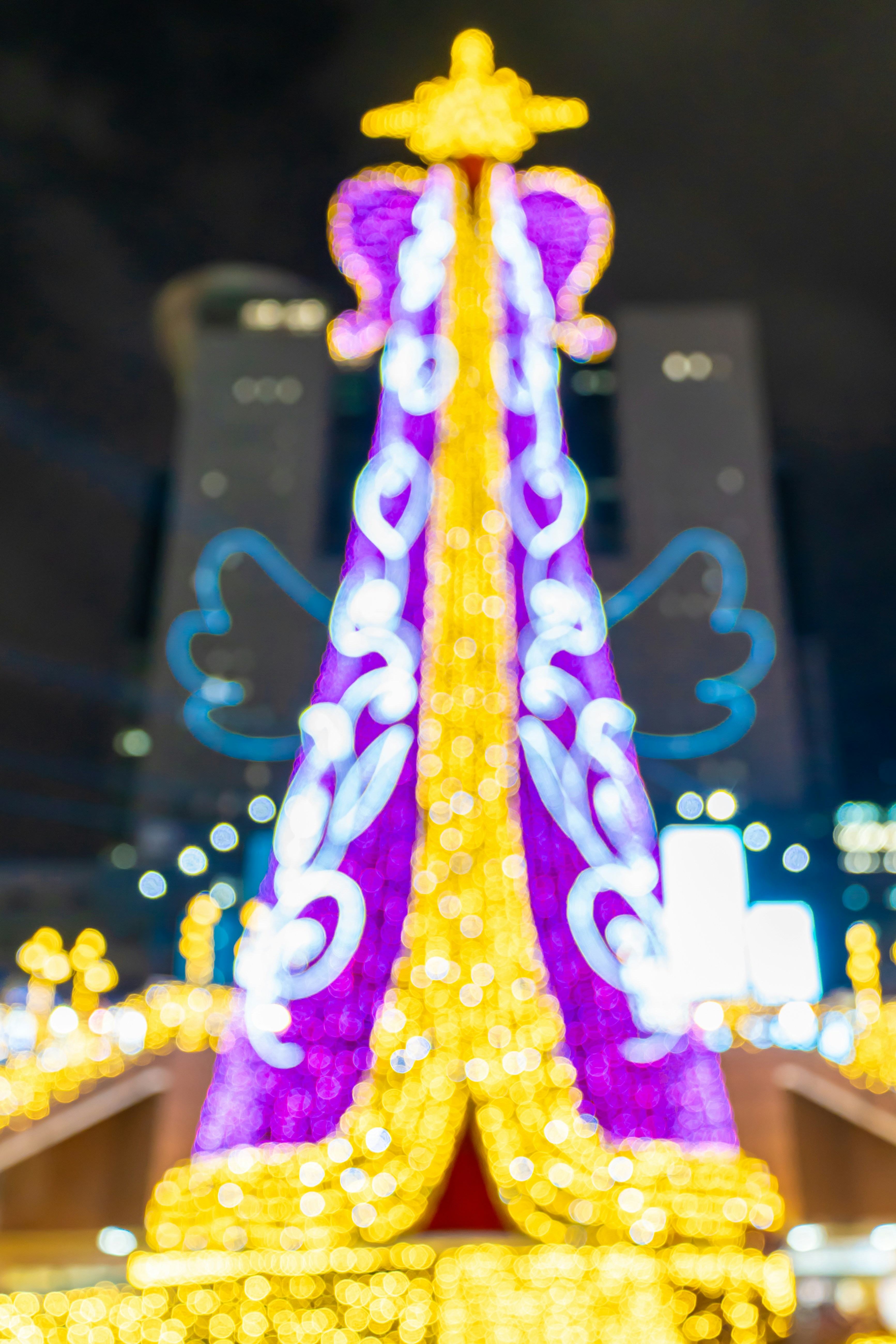 ライトと背景に建物が描かれたカルーセル