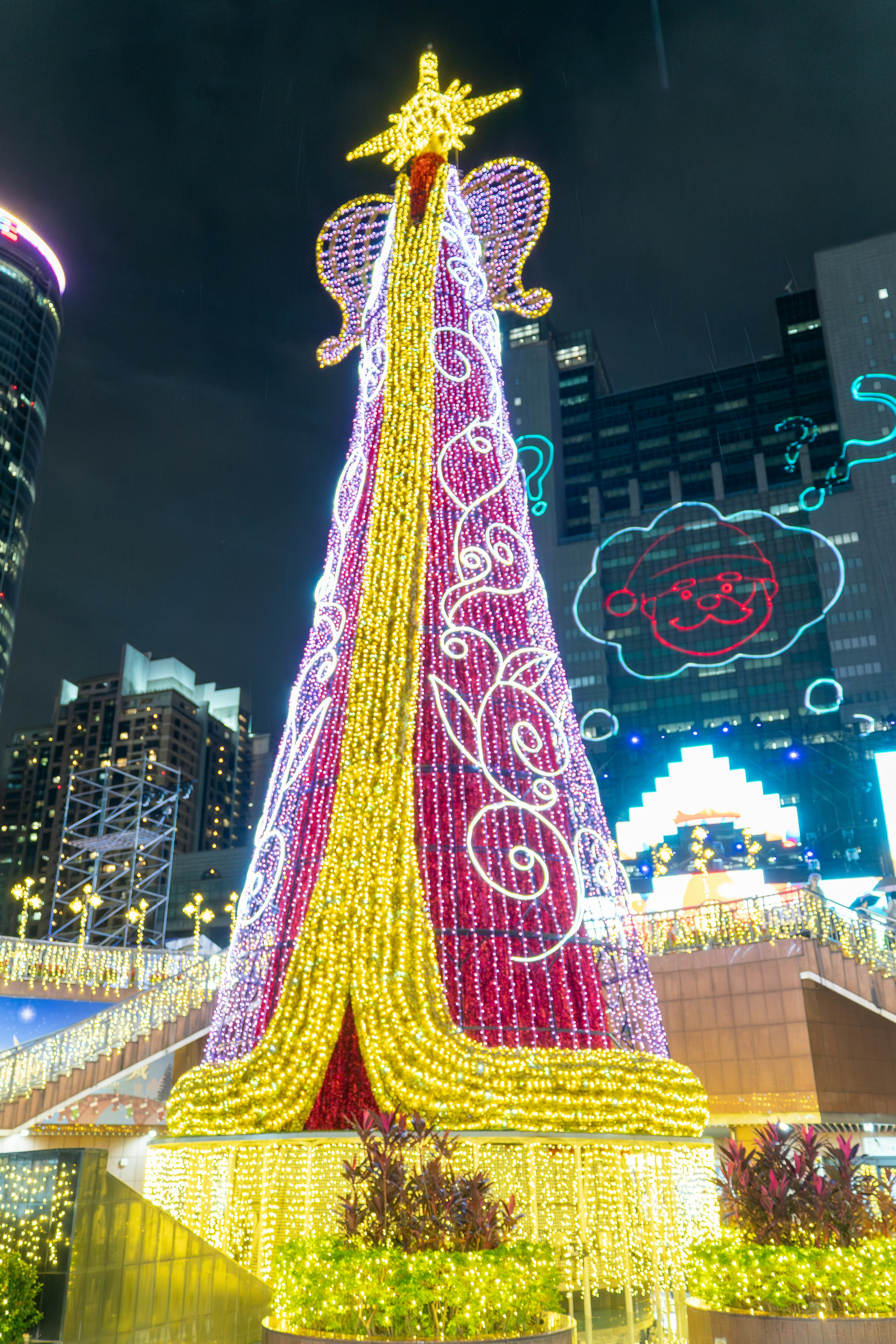 街の真ん中にある大きなクリスマスツリー