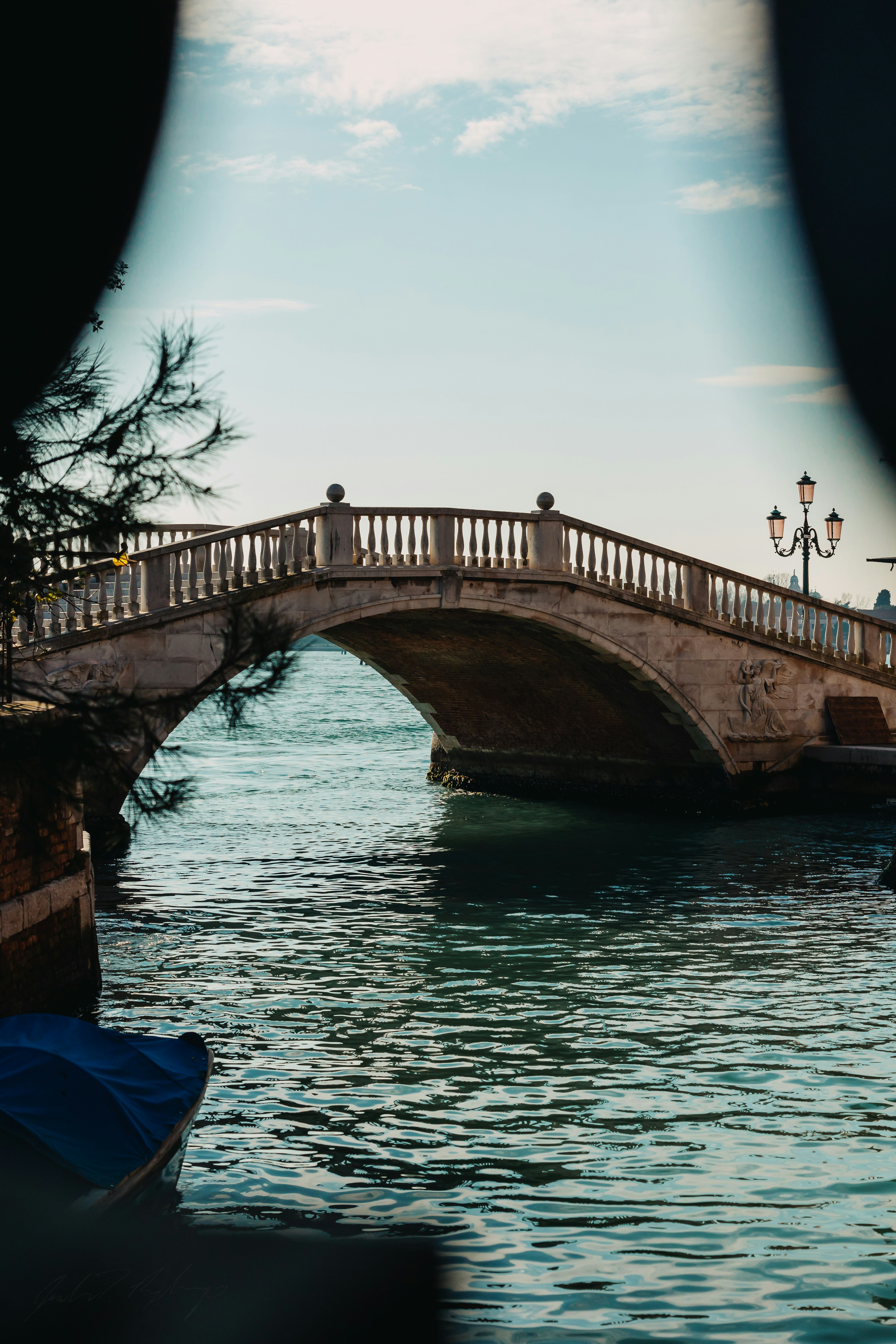 A bridge that is over a body of water photo – Free Italy Image on Unsplash