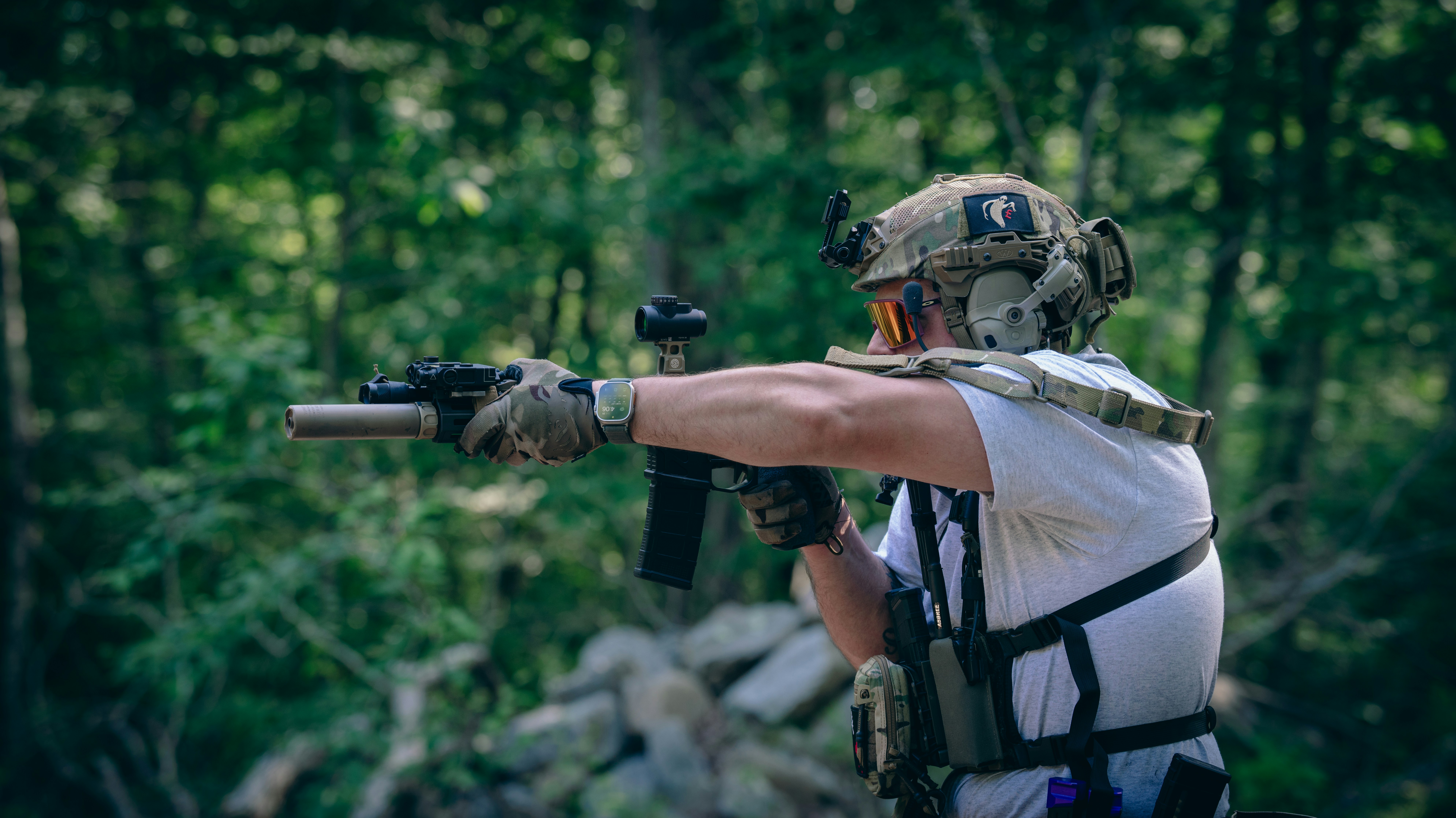 photo 1734933860581 4df6b4517f45?crop=entropy&cs=tinysrgb&fit=max&fm=jpg&ixid=M3w1MjQ0NjR8MHwxfHNlYXJjaHwxN3x8TWlsaXRhcnklMjBnbG92ZXN8ZW58MHwwfHx8MTc0MzU5NTY4M3ww&ixlib=rb 4.0